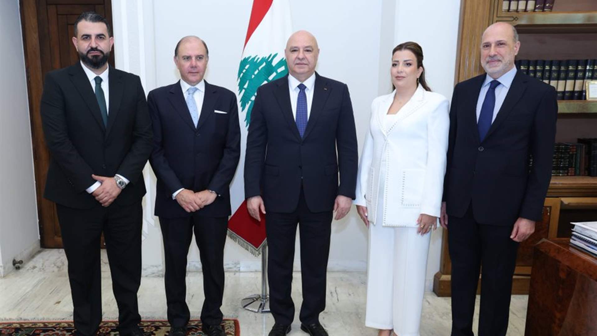 رئيس مجلس هيئة الأسواق المالية حاكم مصرف لبنان الدكتور كريم سعيد والخبراء الأعضاء الثلاثة المعينون زينة عبد الصمد المهتار وغسان أبو عضل والدكتور محمود الجباعي أقسموا اليمين أمام الرئيس عون تمهيدًا لمباشرة مهامهم