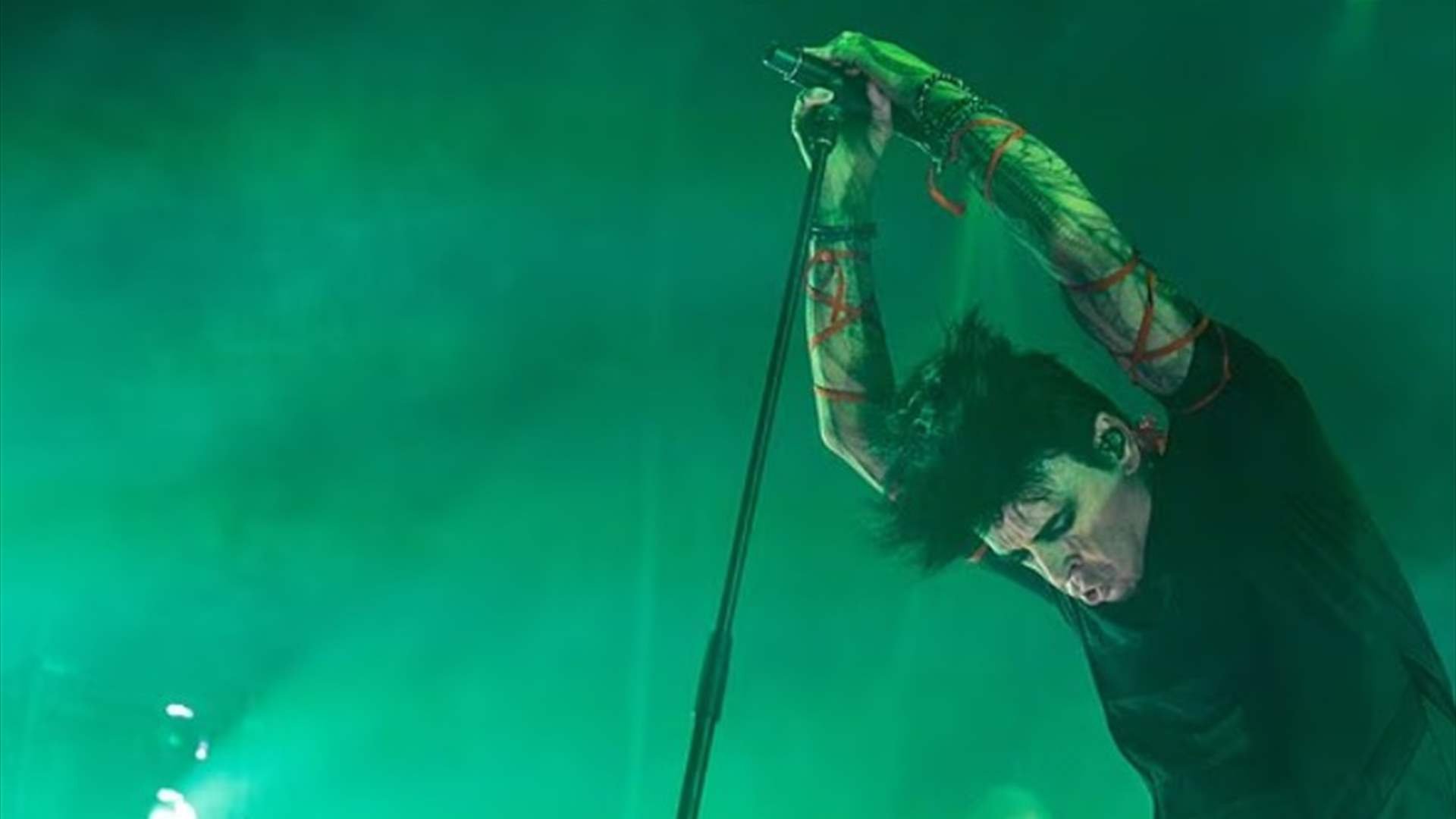 &quot;انهار باكيًا على خشبة المسرح&quot;... فنان أسطوري يثير قلق جمهوره: &quot;اليوم تلقيت أسوأ خبر&quot; (فيديو)