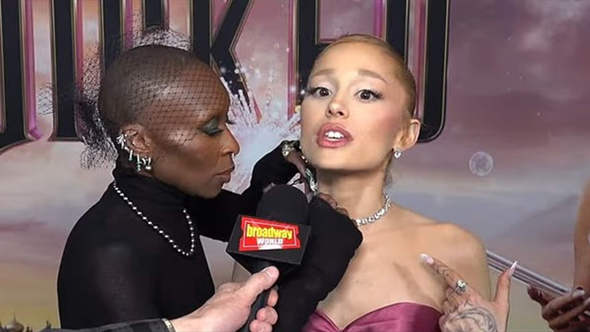 أريانا غراندي وسينثيا إريفو تثيران الجدل مجددًا بتصرّف غريب على السجادة الحمراء (فيديو)