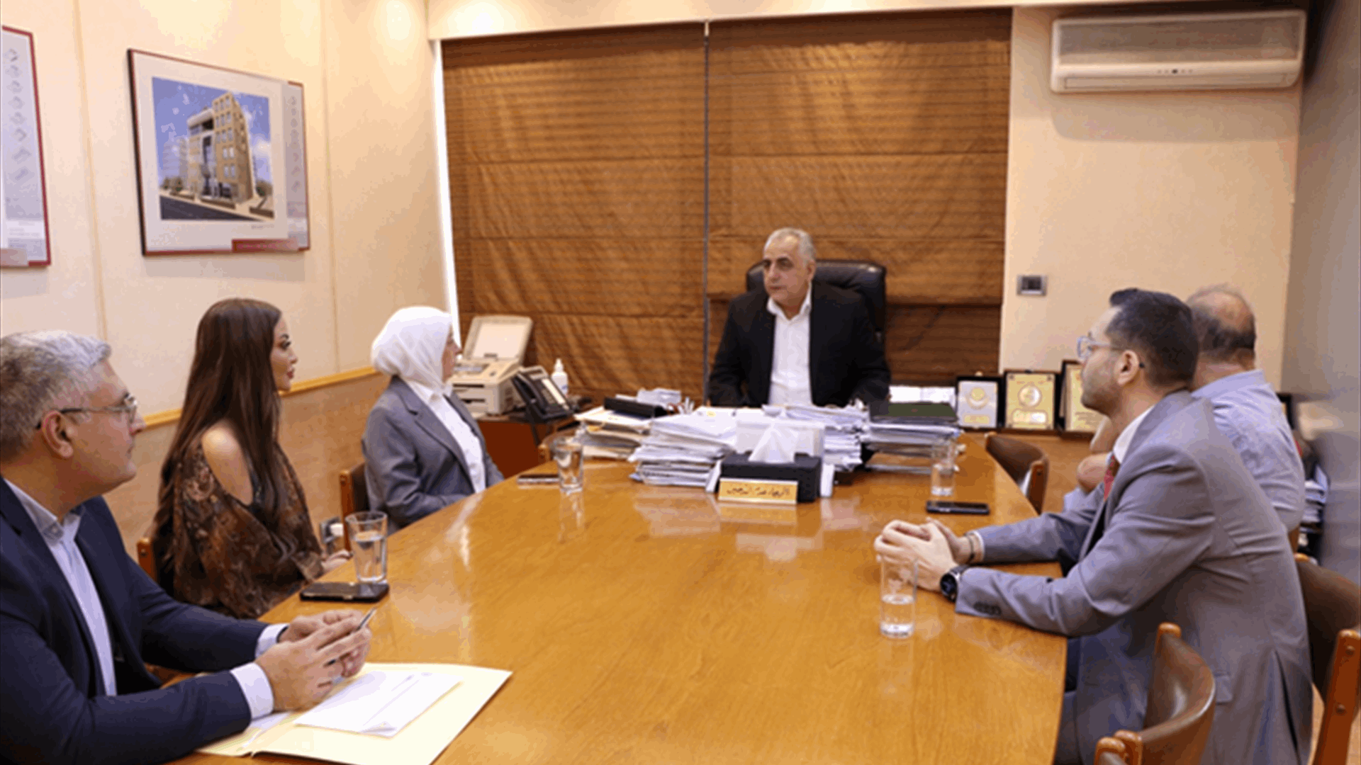 كركي يطعن بمرسوم تمديد براءات الذمّة لشركتي الاتصالات ويعيد التعاقد مع مستشفى المقاصد 