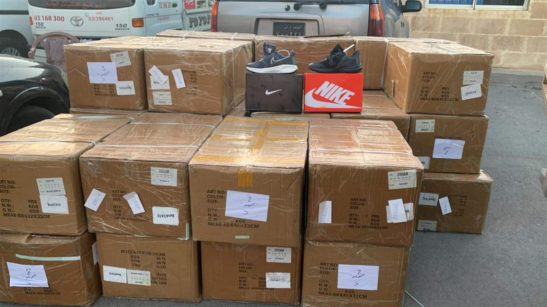 توقيف &quot;بيك آب&quot;... وضبط أحذية أجنبية مهربة