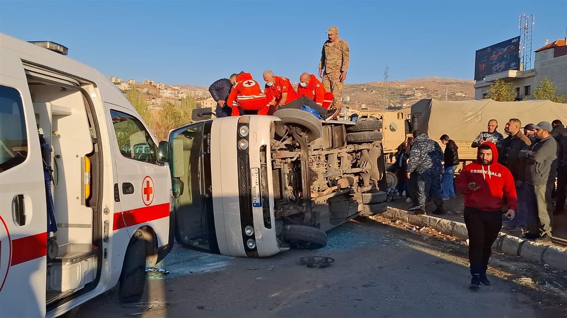 اصطدام فان على أوتوستراد زحلة بحافلة مخصّصة لنقل الطلاب ما أدّى إلى إصابة عشرات التلاميذ وقد عملت فرق الصليب الأحمر على إسعافهم ونقل الجرحى إلى المستشفيات
