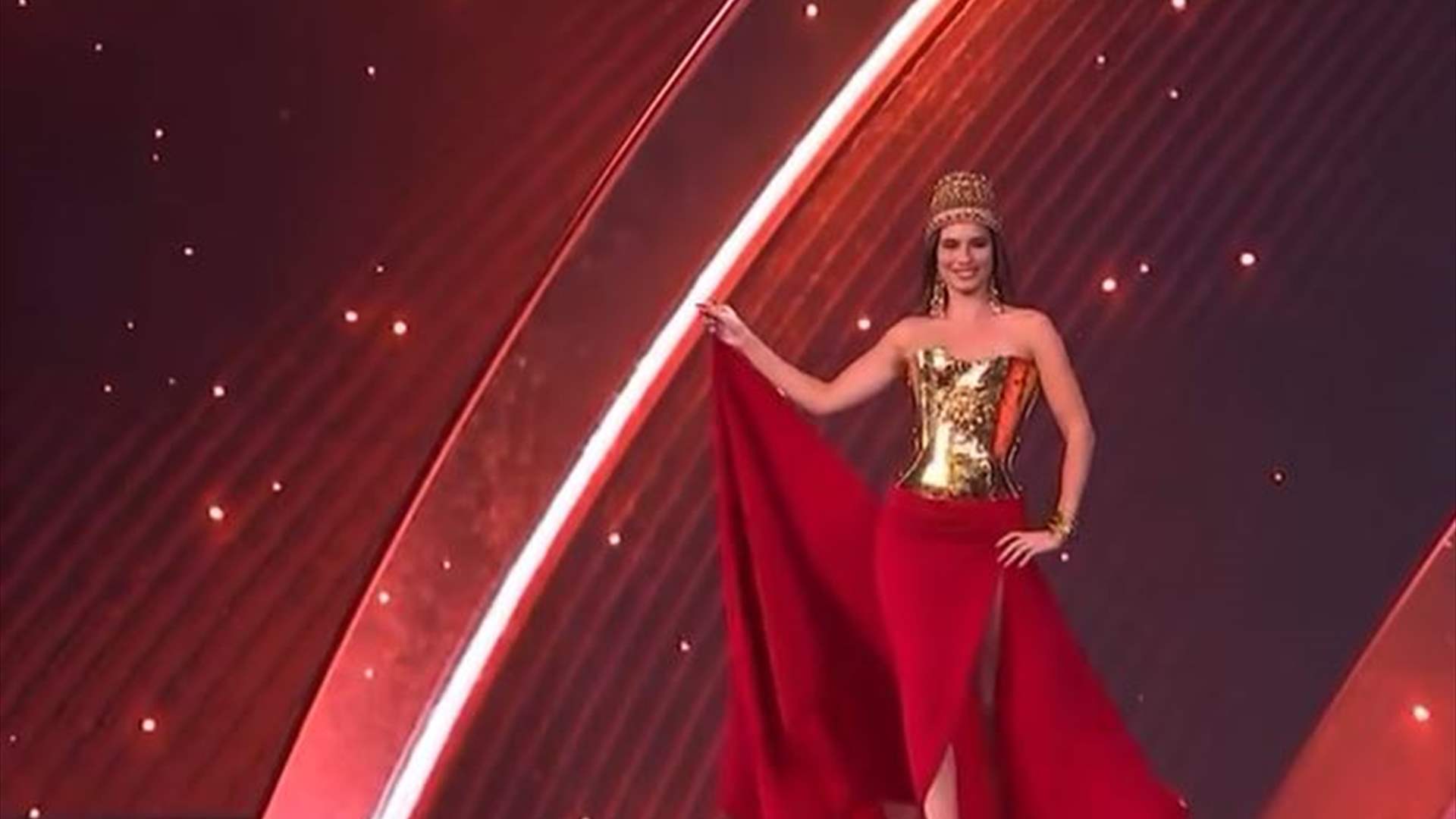 إطلالة ساحرة ترمز للعلم اللبناني... سارة لينا بو جودة تتألق بالزي الوطني من توقيع كريكور جابوتيان (فيديو)