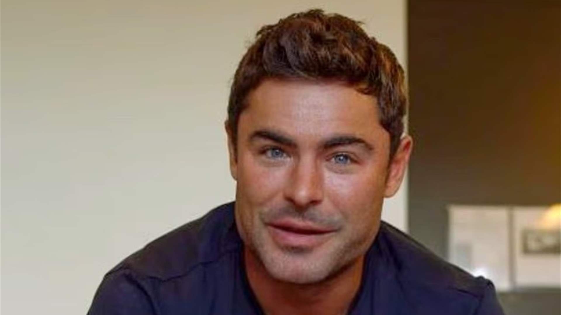 &quot;فكّه يبدو متناسقًا من جديد&quot;... ظهور زاك إيفرون يشعل الإنترنت والجمهور مبهور بملامحه &quot;الطبيعية&quot; (صور)