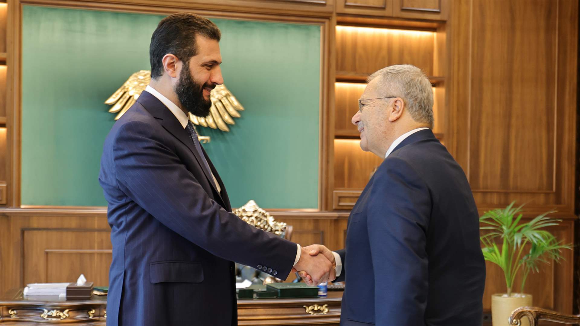 الرئيس السوريّ أحمد الشرع استقبل في قصر الشعب نائب رئيس مجلس الوزراء اللبنانيّ طارق متري للبحث في سبل تطوير العلاقات الثنائية والقضايا ذات الاهتمام المشترك