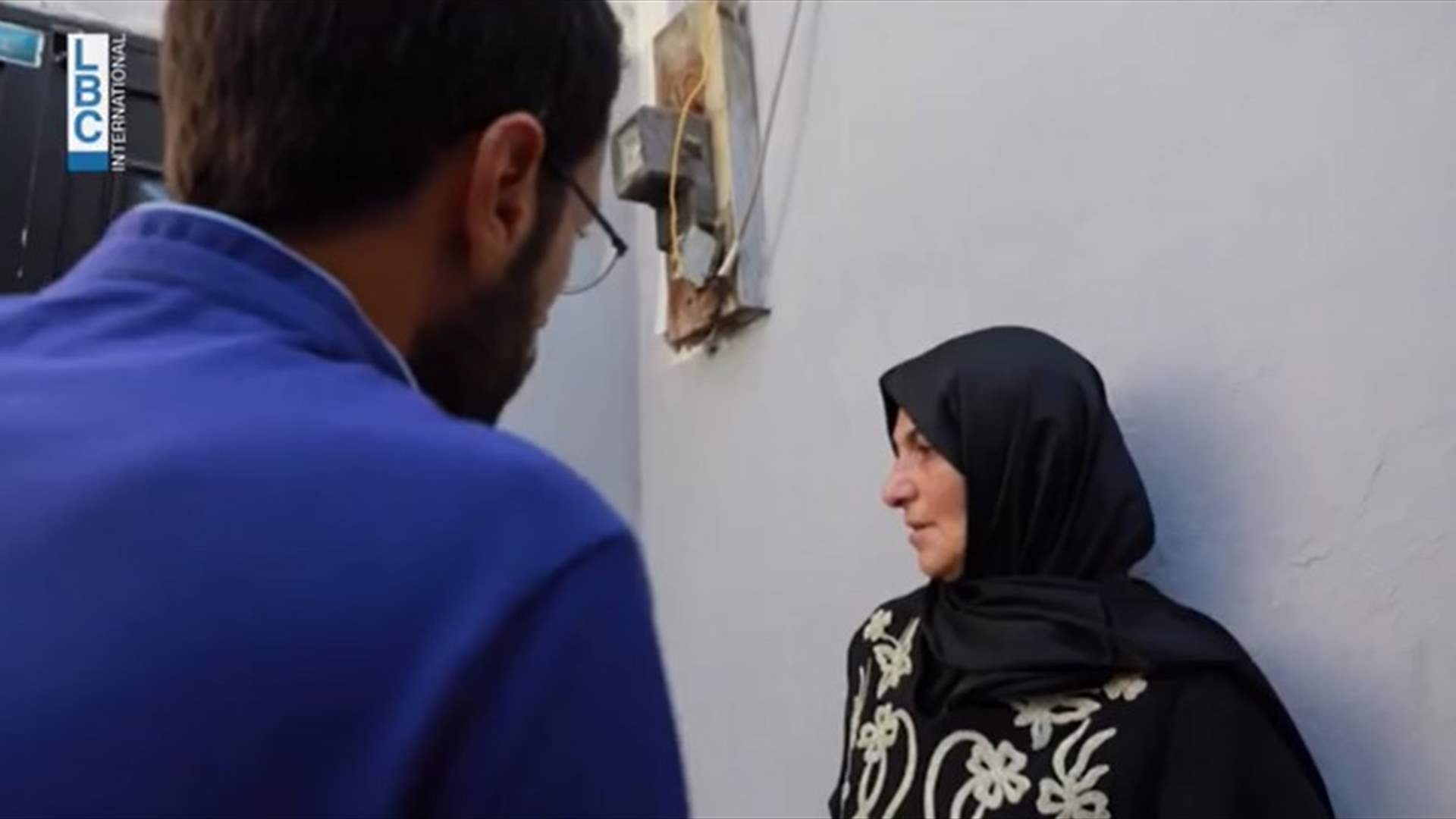 لغز قصة قمر في &quot;أحمر بالخط العريض&quot;… هل كبرت في حضن العائلة الخطأ؟ (فيديو)