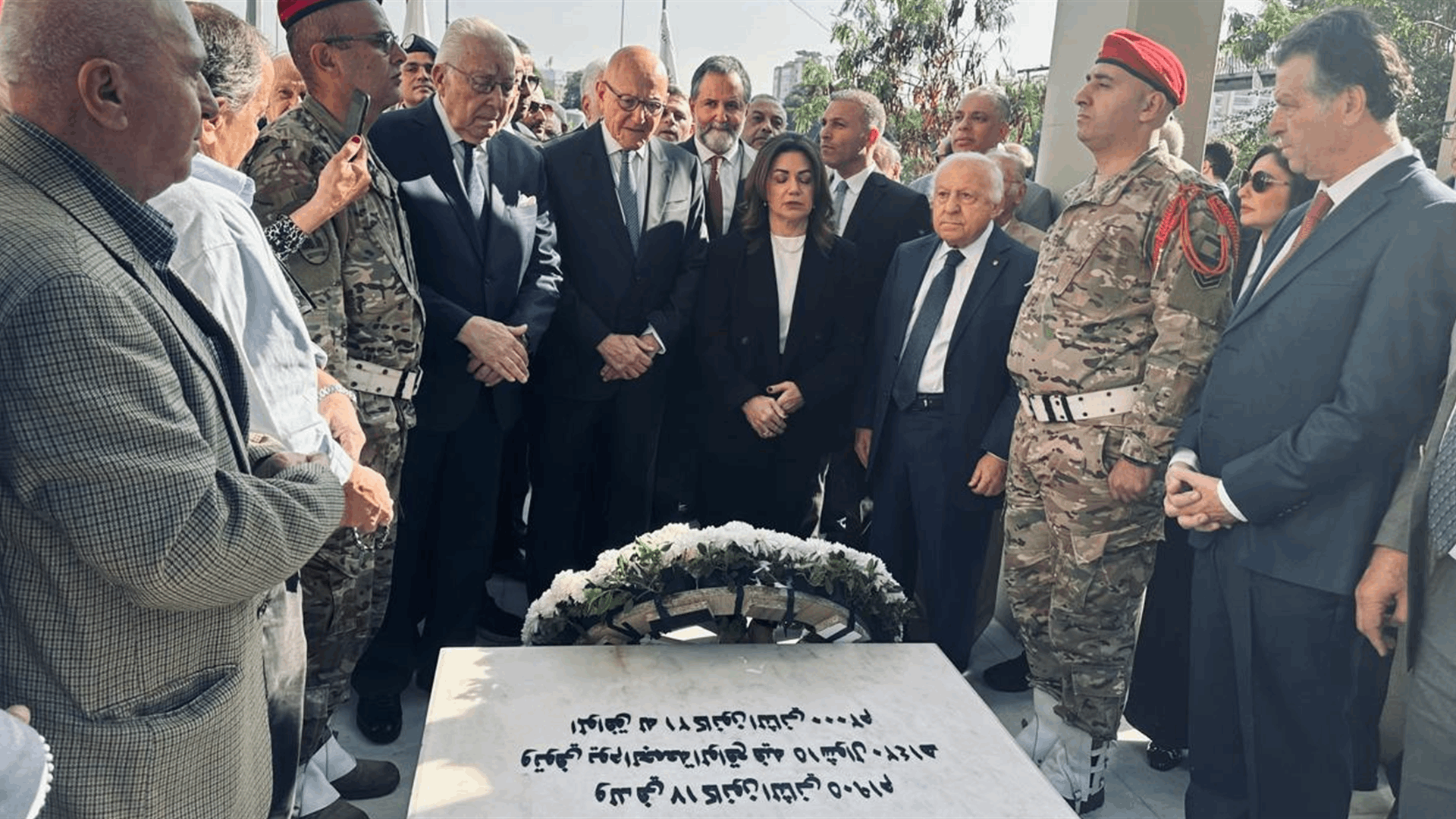 أكاليل من الزهر في اطار تكريم رجالات الاستقلال في الذكرى الـ82