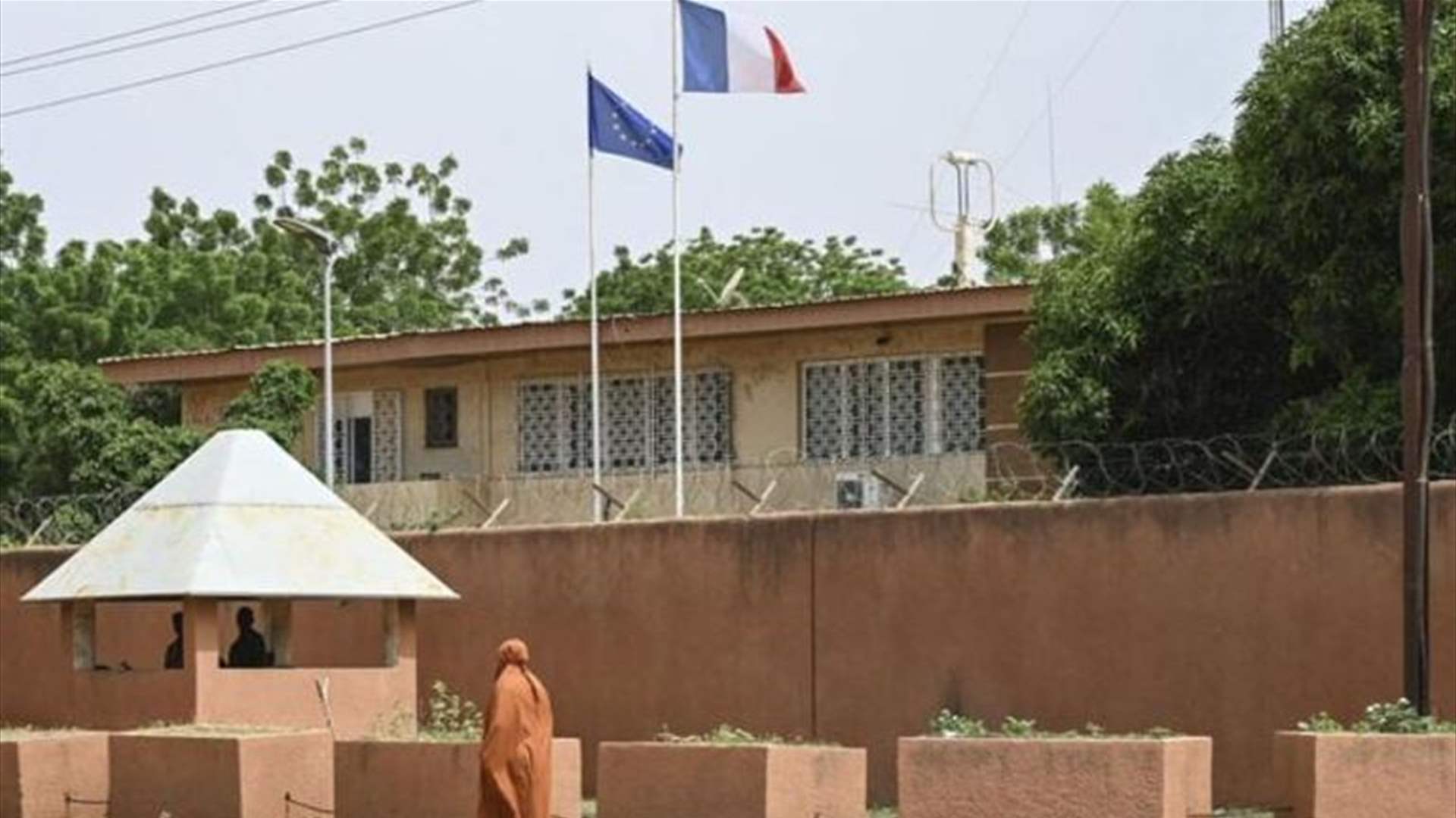 فرنسا تقلّص عدد موظفيها الدبلوماسيين في مالي