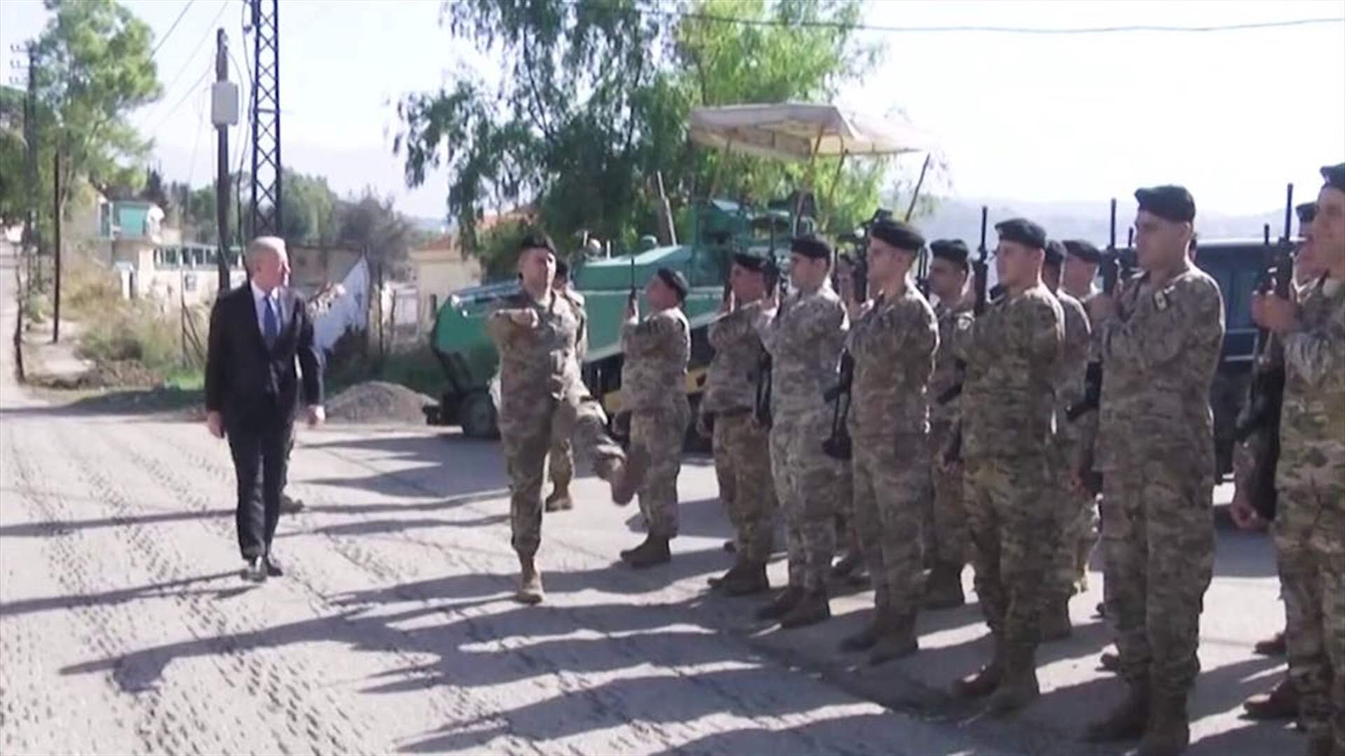 رجي وضع إكليلًا من الزهر على ضريح الرئيس الراحل كميل شمعون في دير القمر