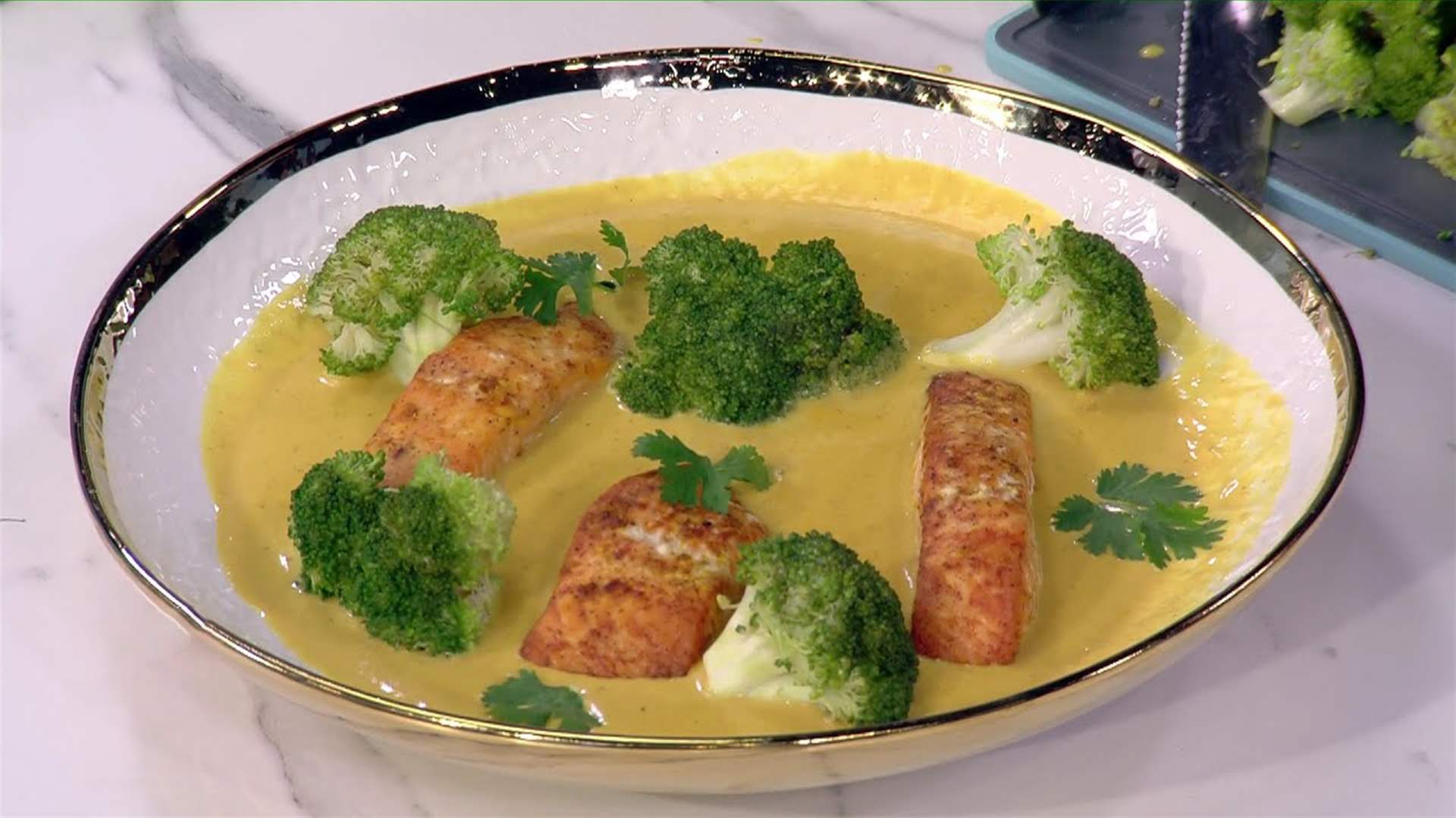 السلمون بالكاري وسلطة الكينوا... مائدة شهية على طريقة الشيف فادي زغيب (فيديو)