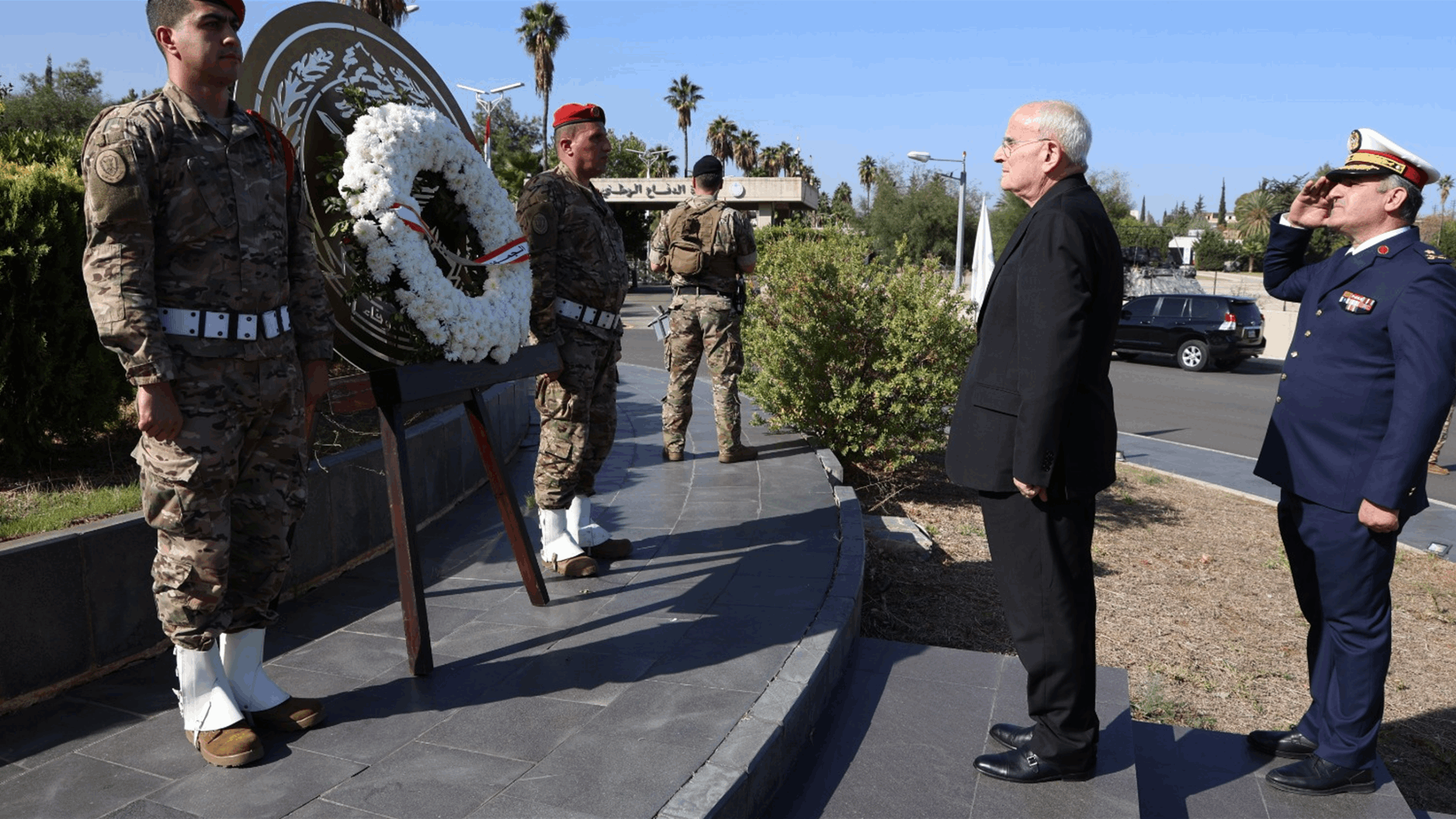 وزير الدفاع وضع إكليلا على نصب الأمير فخر الدين