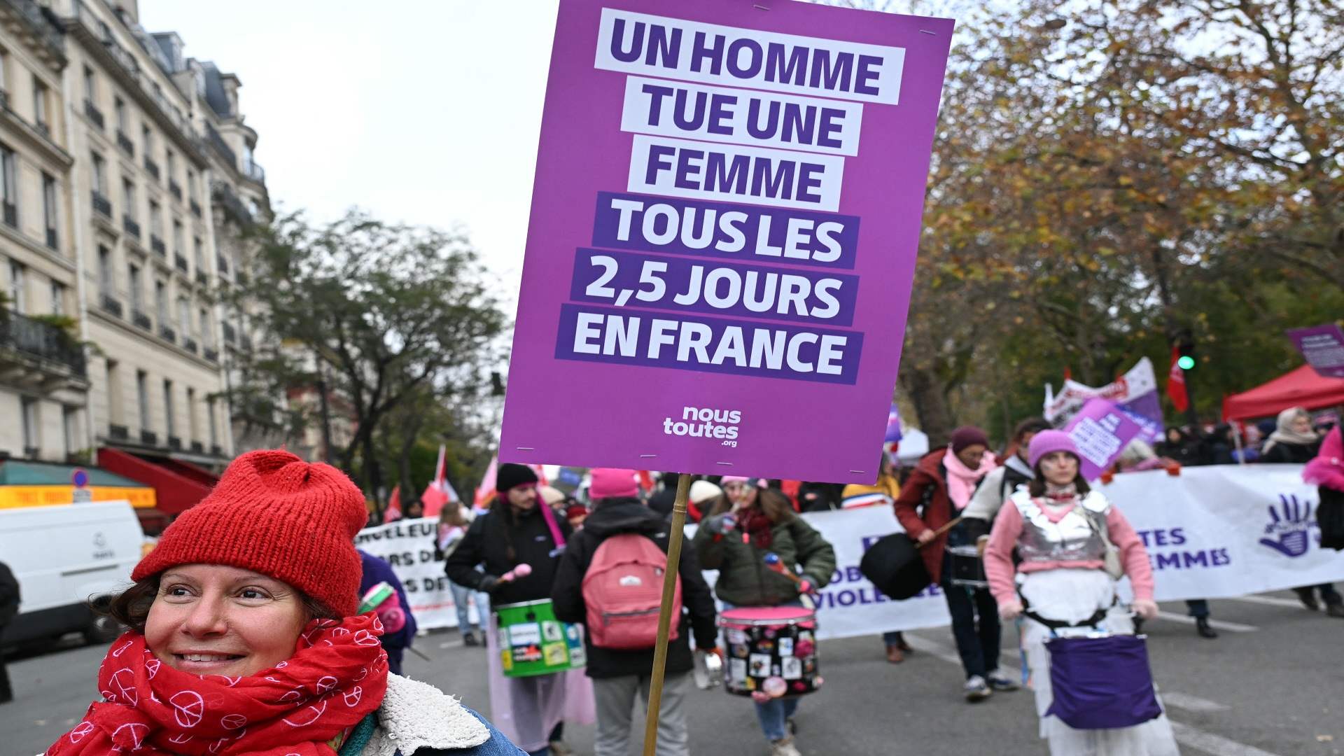 &quot;رجل يقتل امرأة كل يومين ونصف&quot;... مسيرات في فرنسا للمطالبة بمكافحة العنف ضد النساء