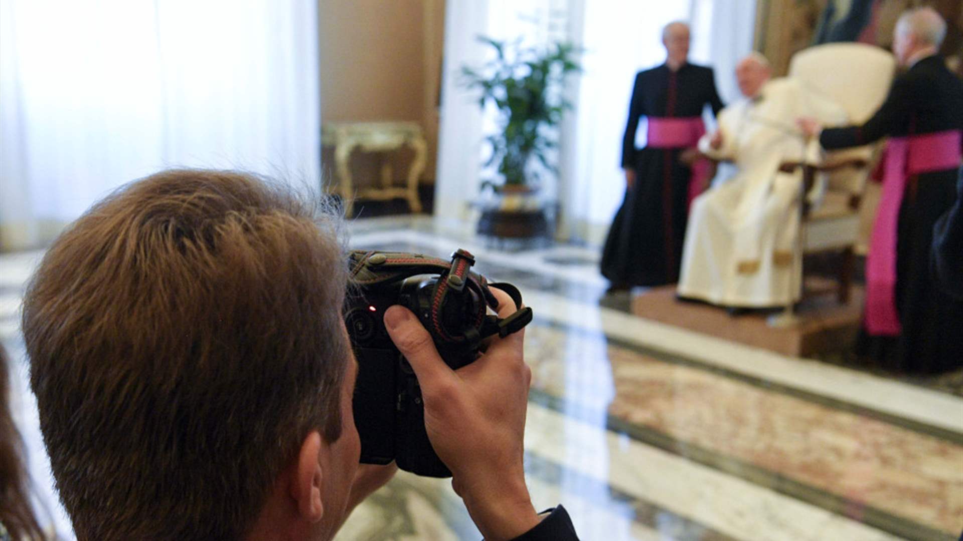 كاميرا استخدمها البابا فرنسيس تُحدث ضجة في مزاد… سعرها يتخطى 7 ملايين دولار!