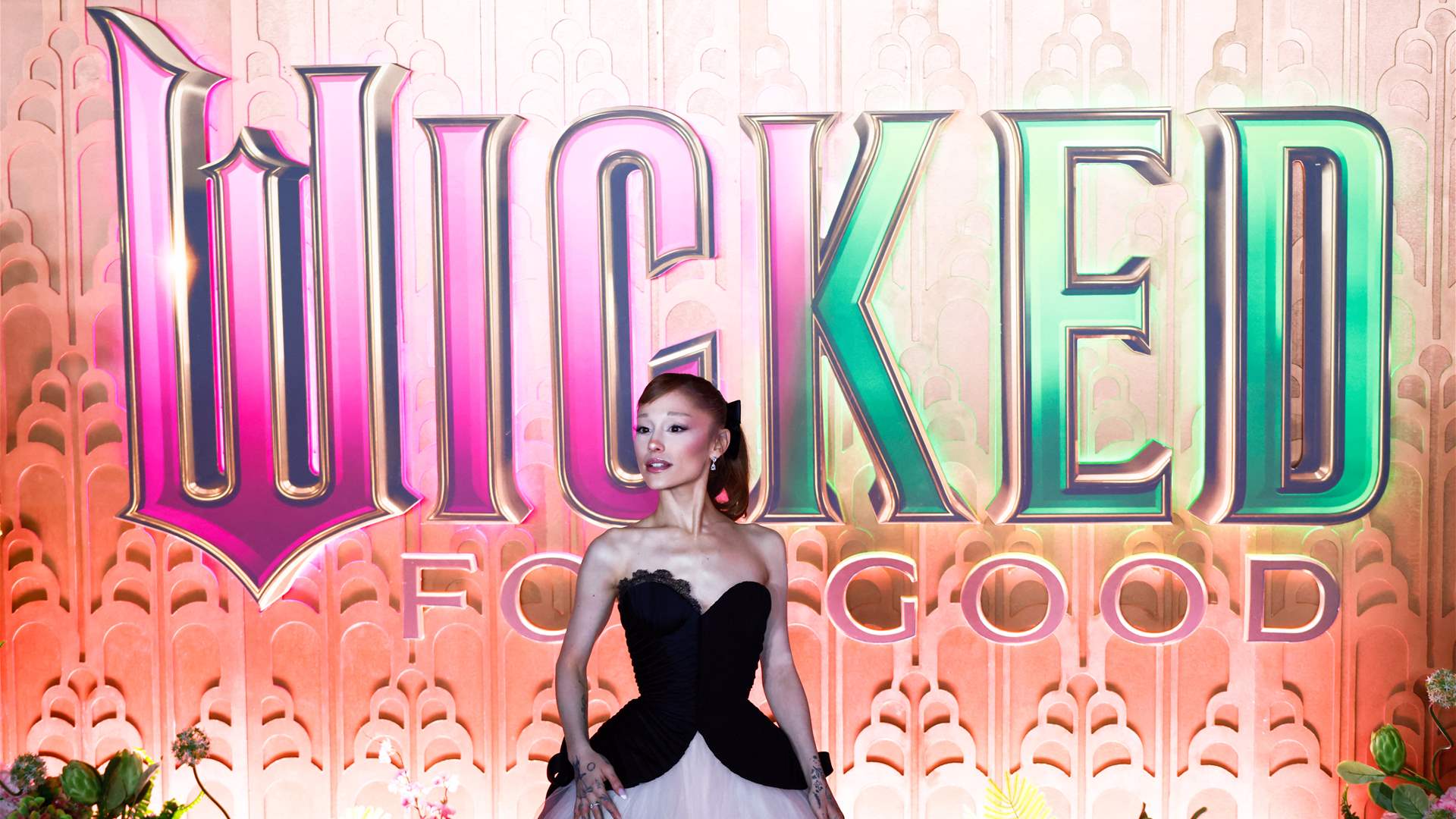 سنغافورة ترحّل رجلاً أجنبياً بعد هجومه على أريانا غراندي... هذا ما فعله على السجادة الحمراء!