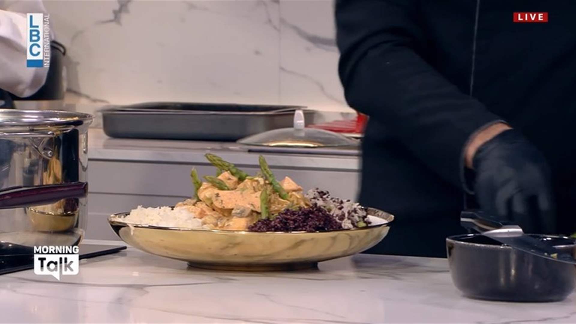 وصفة ستروغونوف جديدة... بالسلمون والأرز الأسود (فيديو)