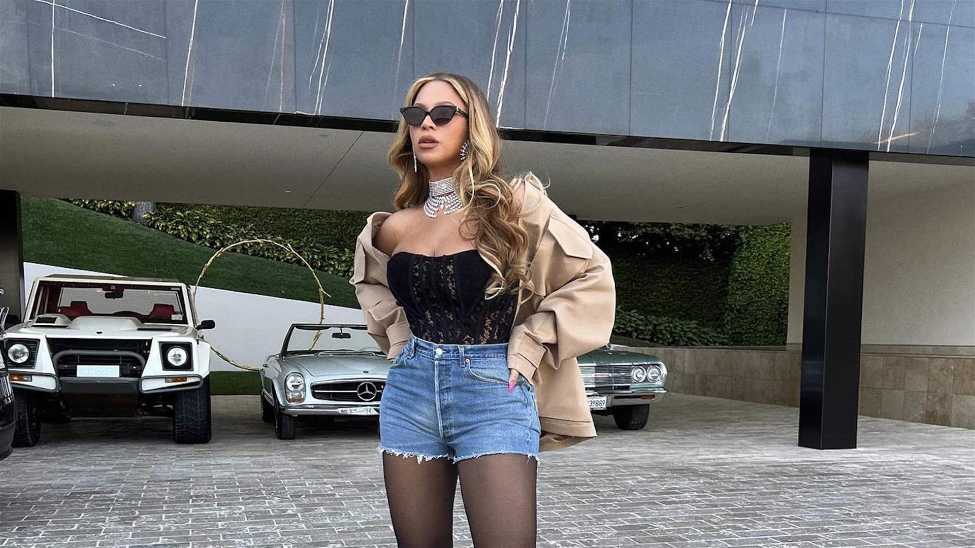 بيونسيه تخطف الأنظار بإطلالة سباق فاخرة في الفورمولا 1… بدلة قيادة كاملة! (فيديو)