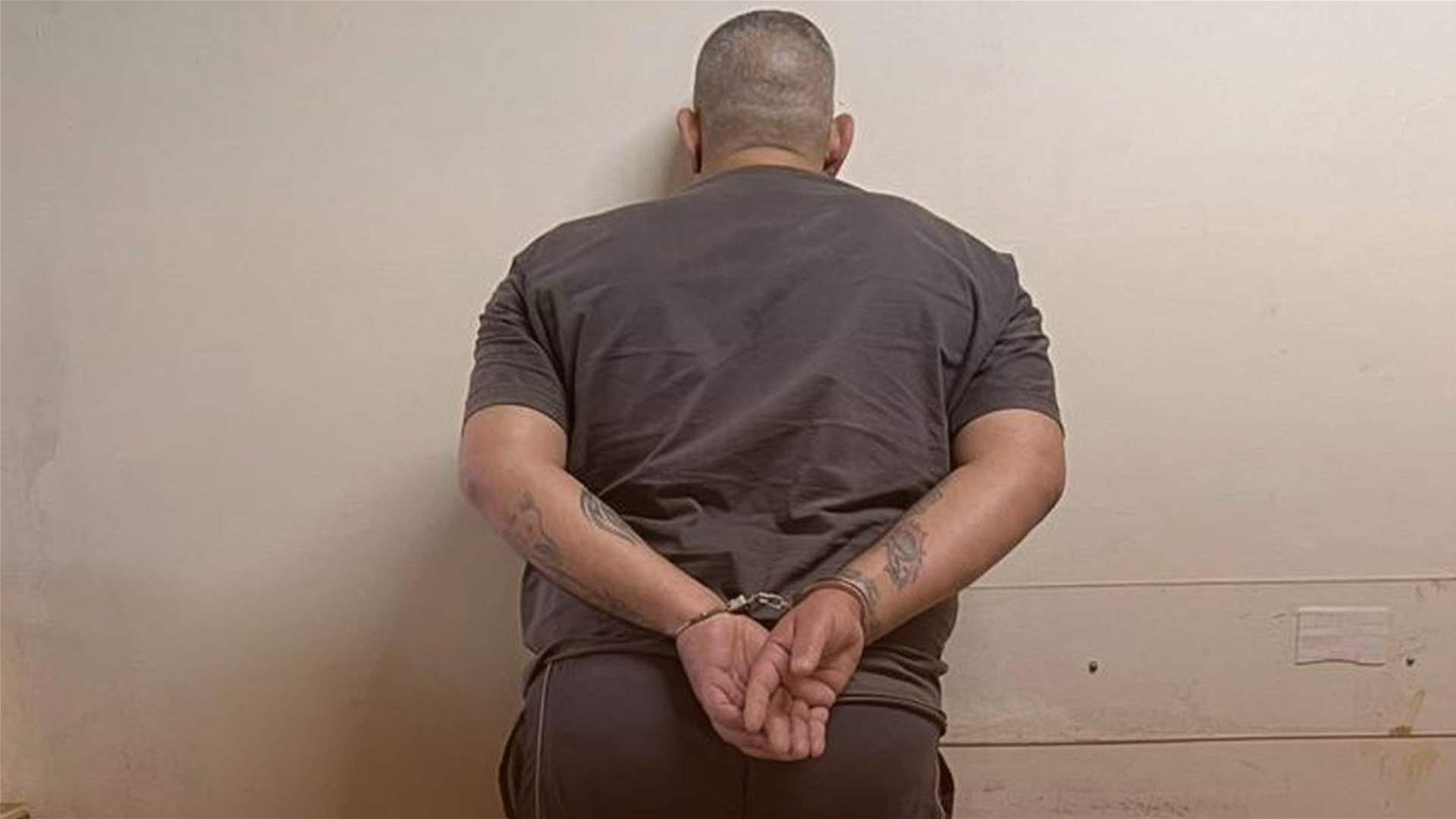 بحوزته مبلغ مزيف بقيمة 10000 دولار... توقيف مروج عملات مزيفة 