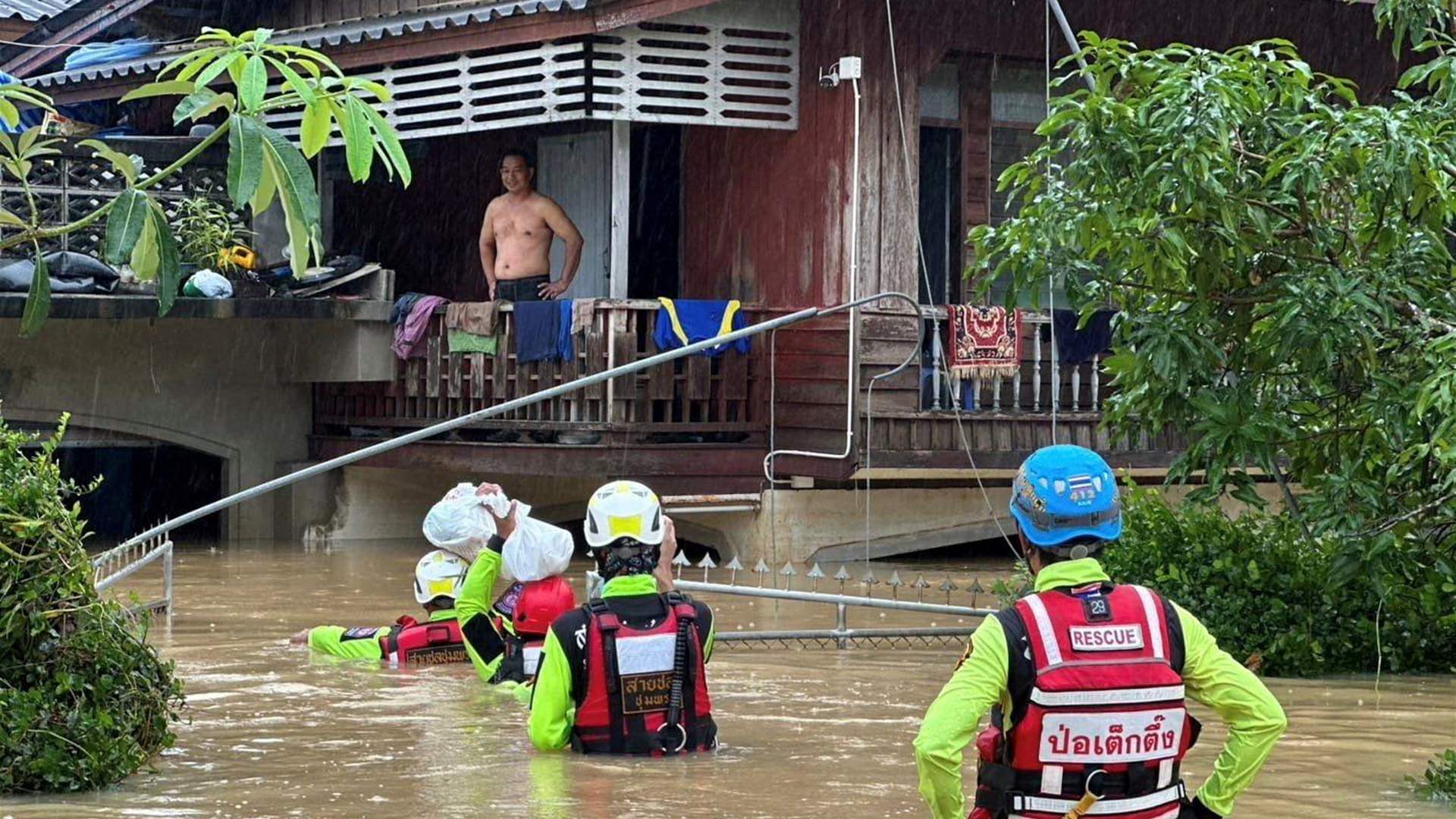 واحدة من أسوأ موجات الفيضانات منذ عقود... أمطار قياسيّة تغرق جنوبي تايلاند
