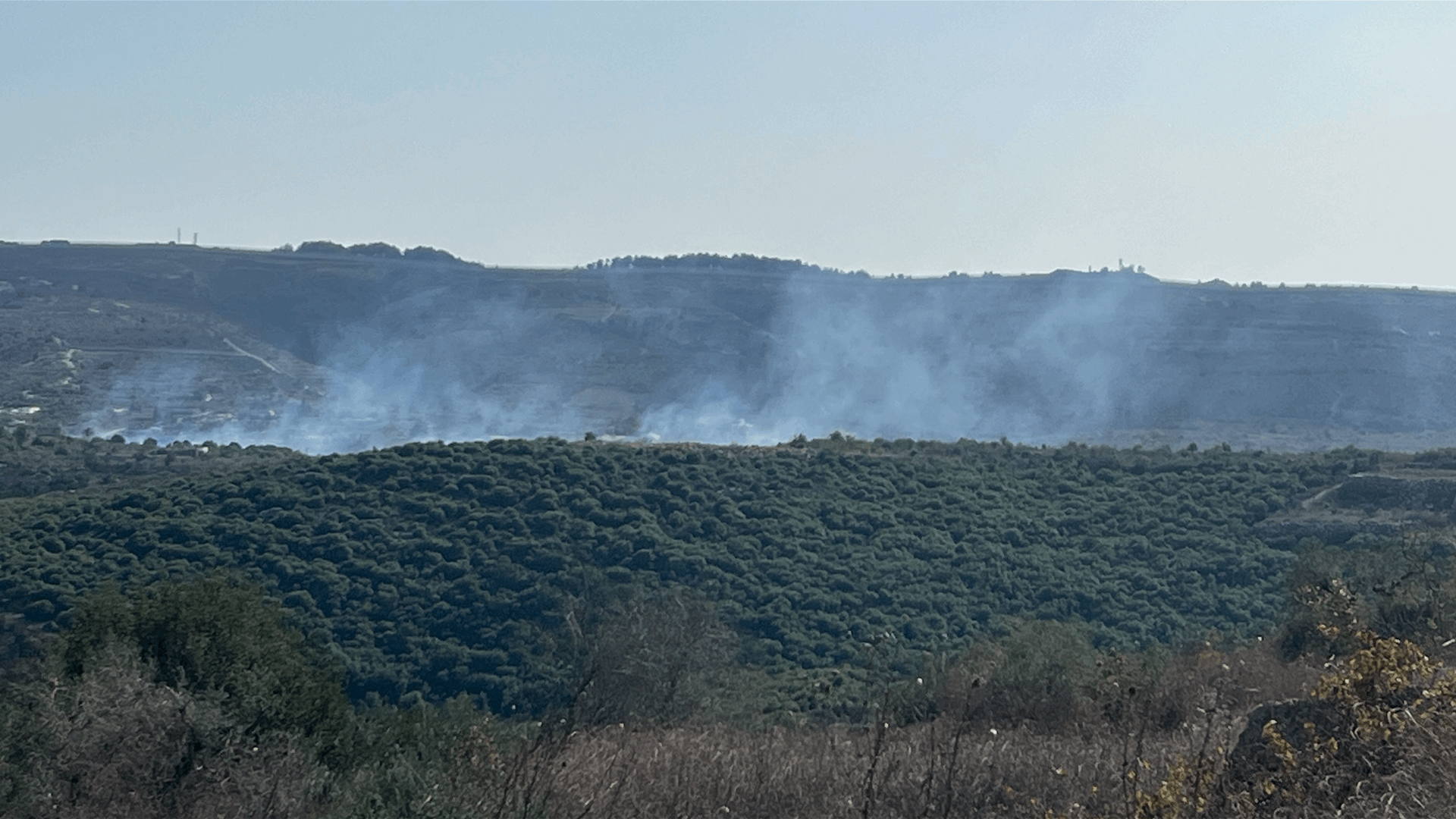 حريق بين يارين والزلوطية والدفاع المدني يعمل على إخماده وسط قذائف معادية