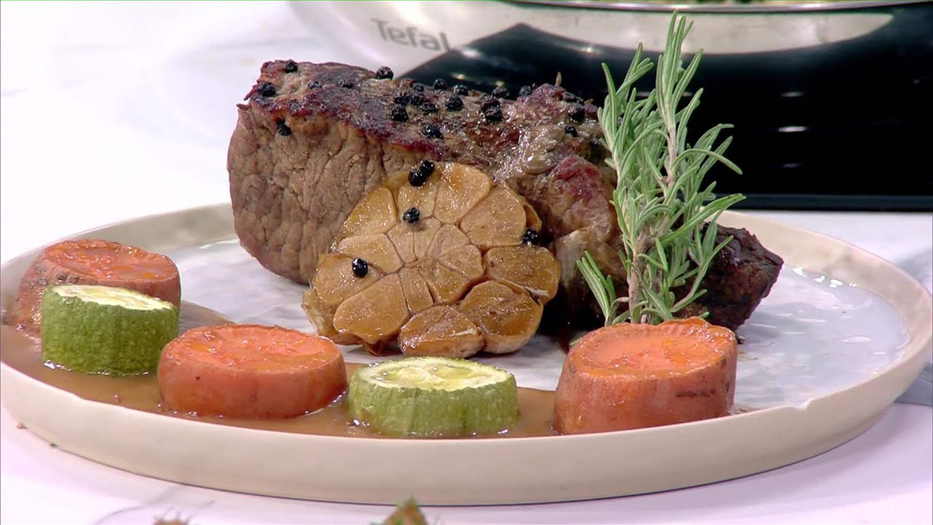 إليكم طريقة تحضير فيليه اللحمة مع البرغل والخضار والبراونيز مع الشيف فادي زغيب (فيديو)