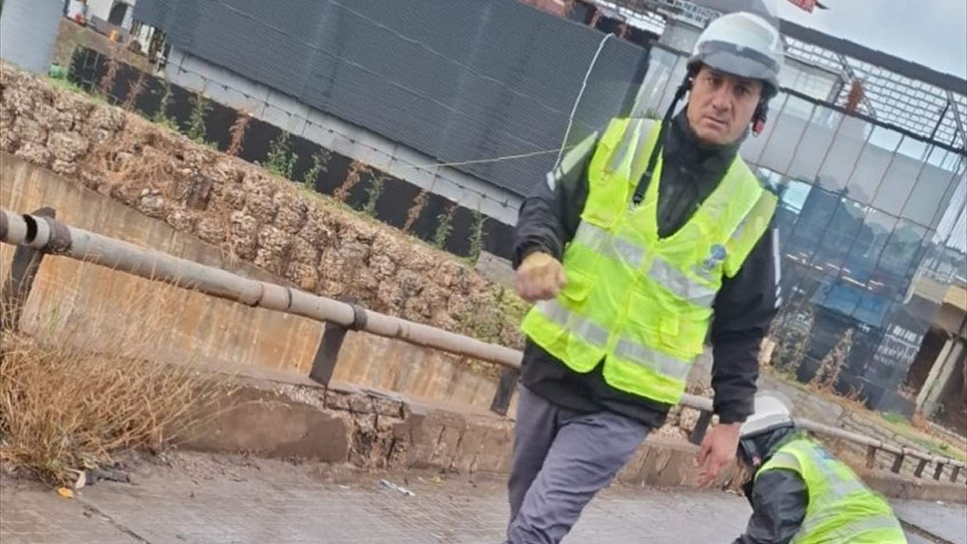 تجمع للمياه على طريق الشفروليه تحت جسر لميك وعناصر من مفرزة سير بعبدا تعمل على المعالجة