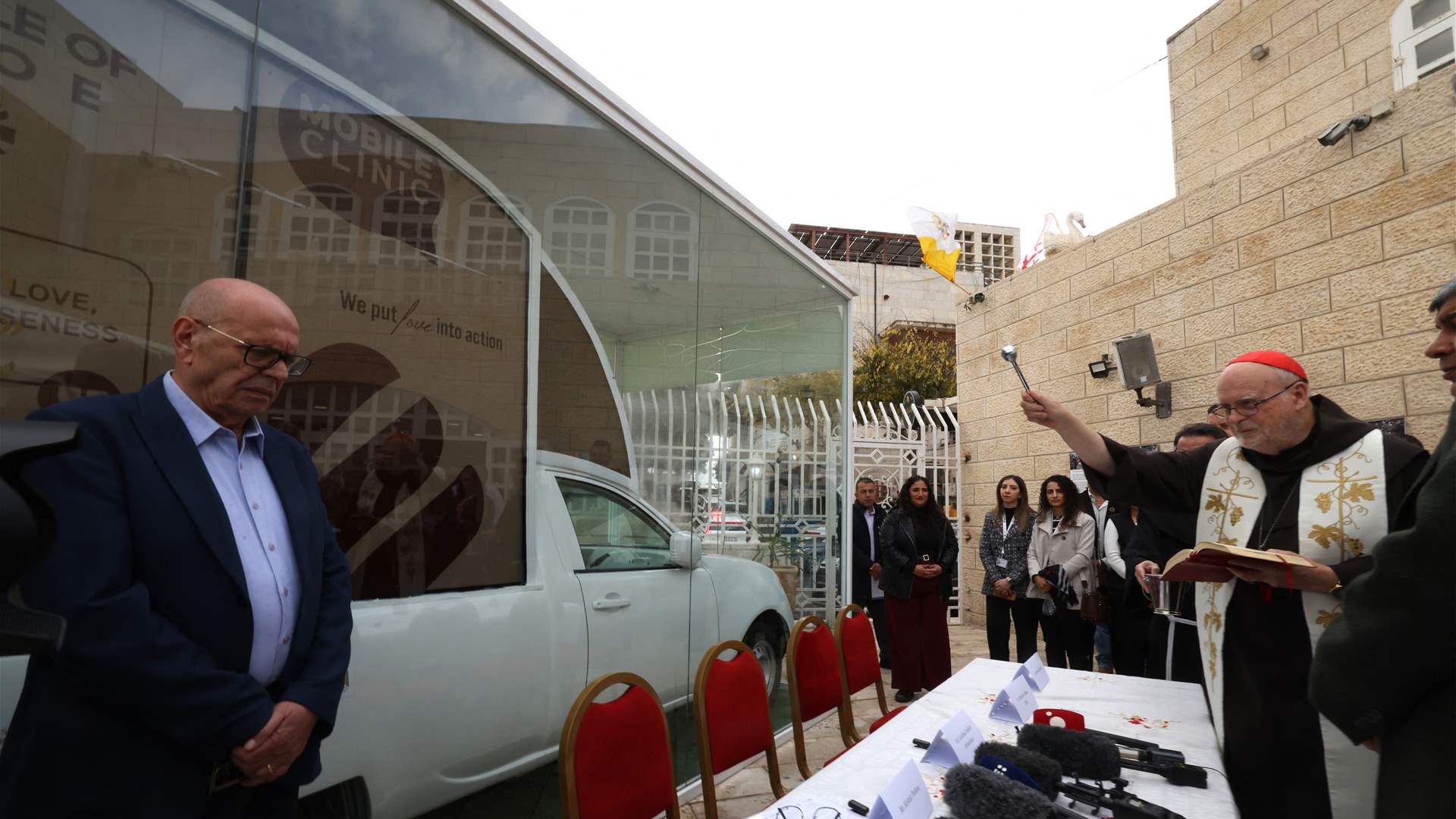 بالصور... سيارة البابا فرنسيس تحوّلت إلى عيادة متنقلة لأطفال غزة