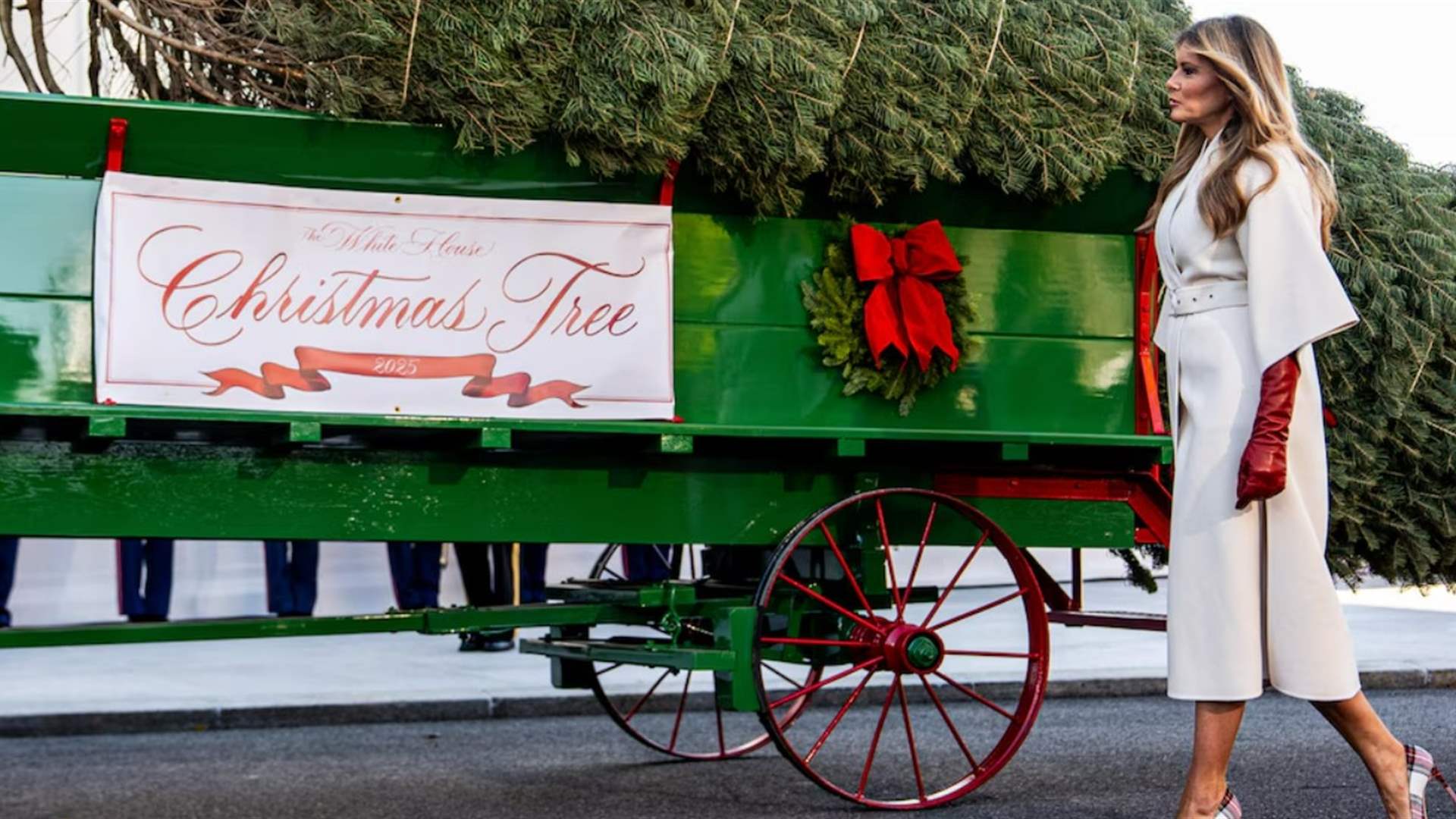 لأول مرة منذ عهد ريغان... ميلانيا ترامب تتسلّم شجرة عيد الميلاد الرسمية للبيت الأبيض (فيديو)