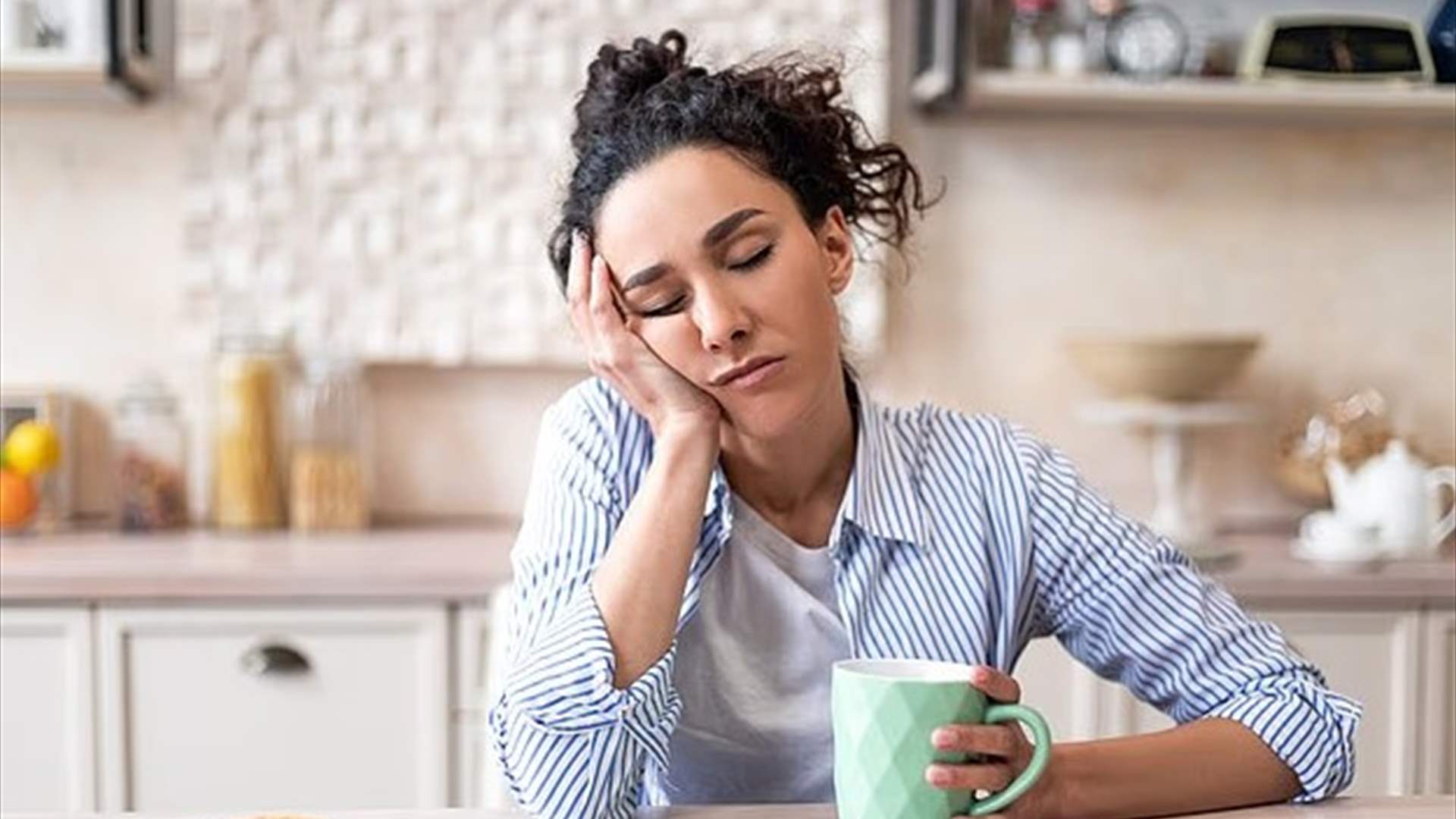 مفاجأة علمية: مشروب شائع جداً يبطّئ شيخوخة الدماغ لدى مرضى الفصام وثنائي القطب