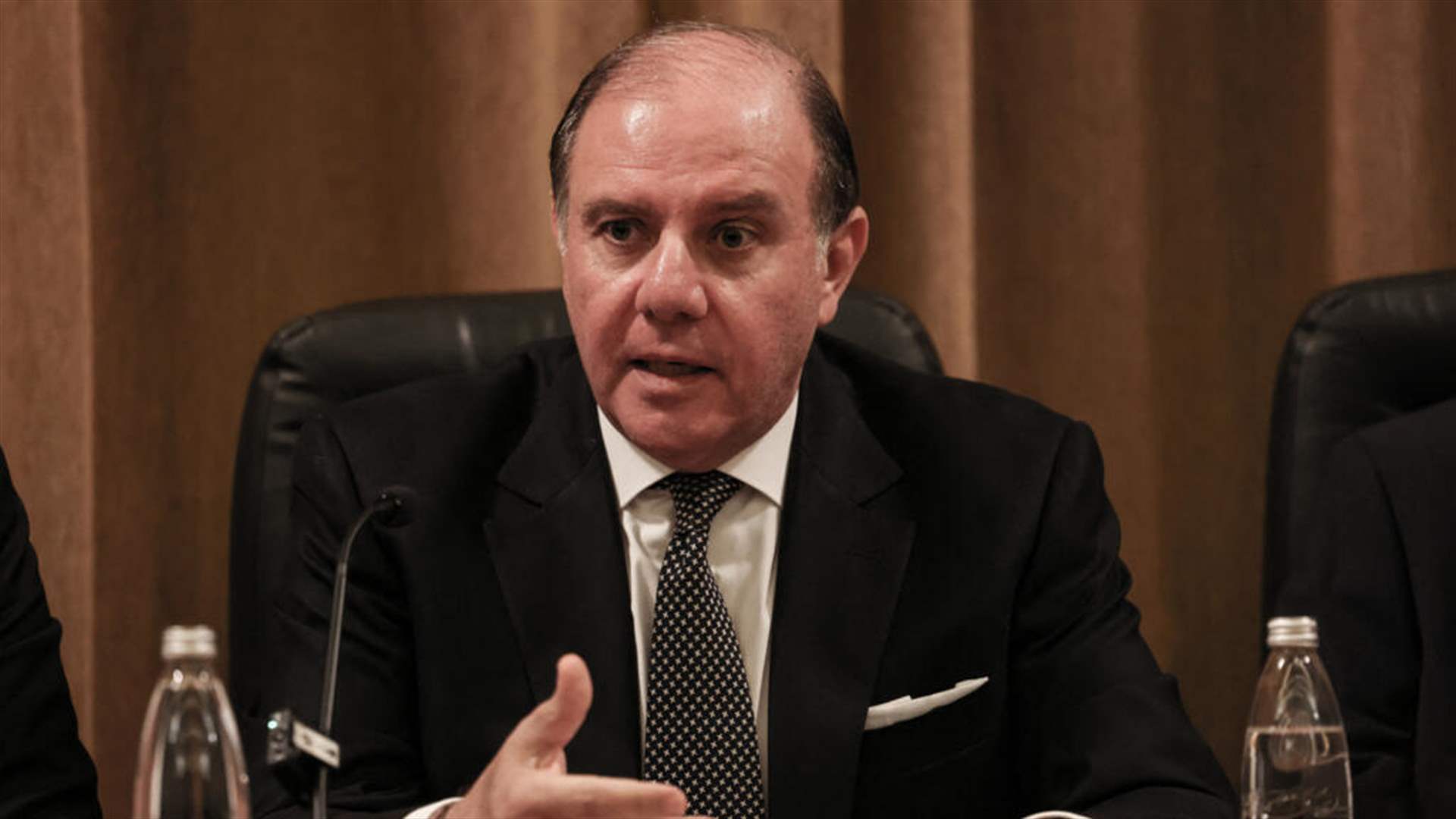 حاكم مصرف لبنان يردّ على الشائعات: جميع نوّاب الحاكم أعضاء في فريق واحد