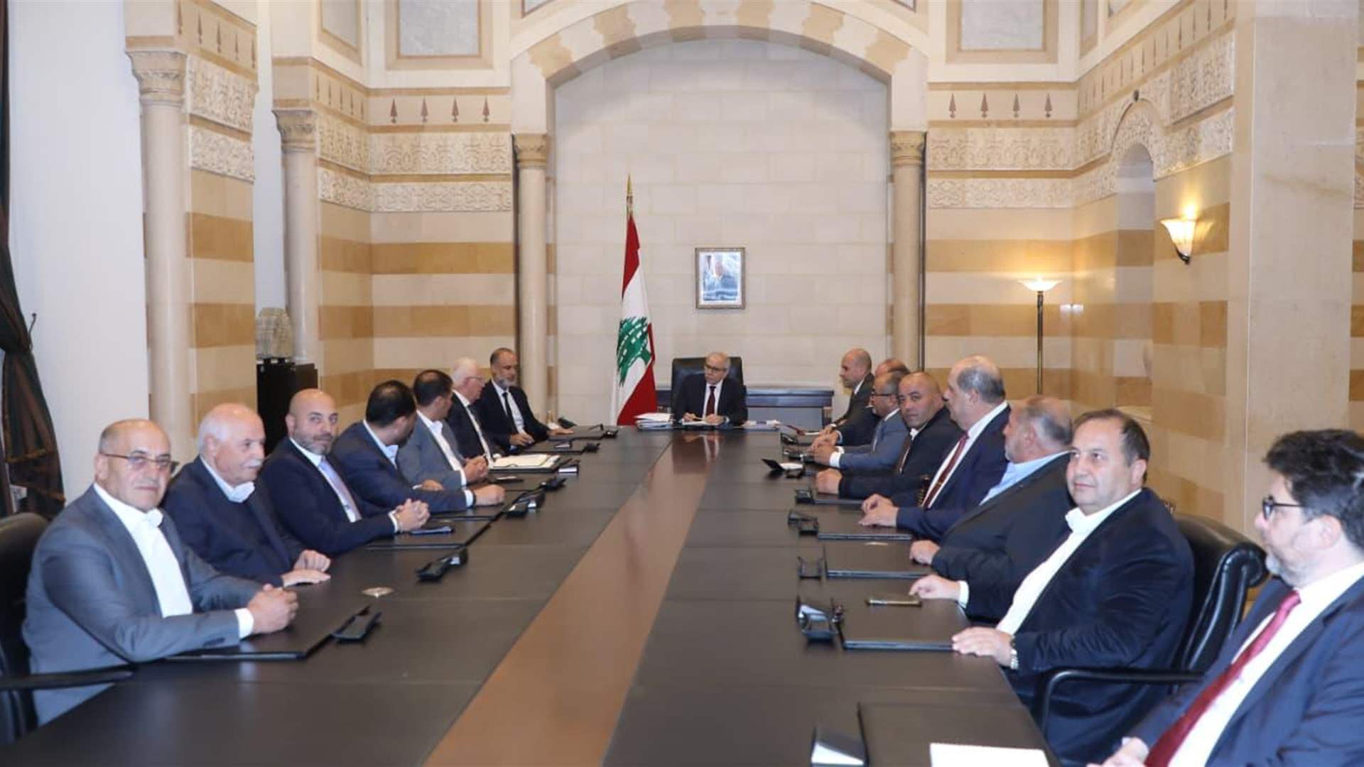 رئيس الحكومة ترأس اجتماعا مع نواب ورؤساء بلديات بقاعية... وزير الأشغال: الأوتوستراد العربي أساسي وضروري