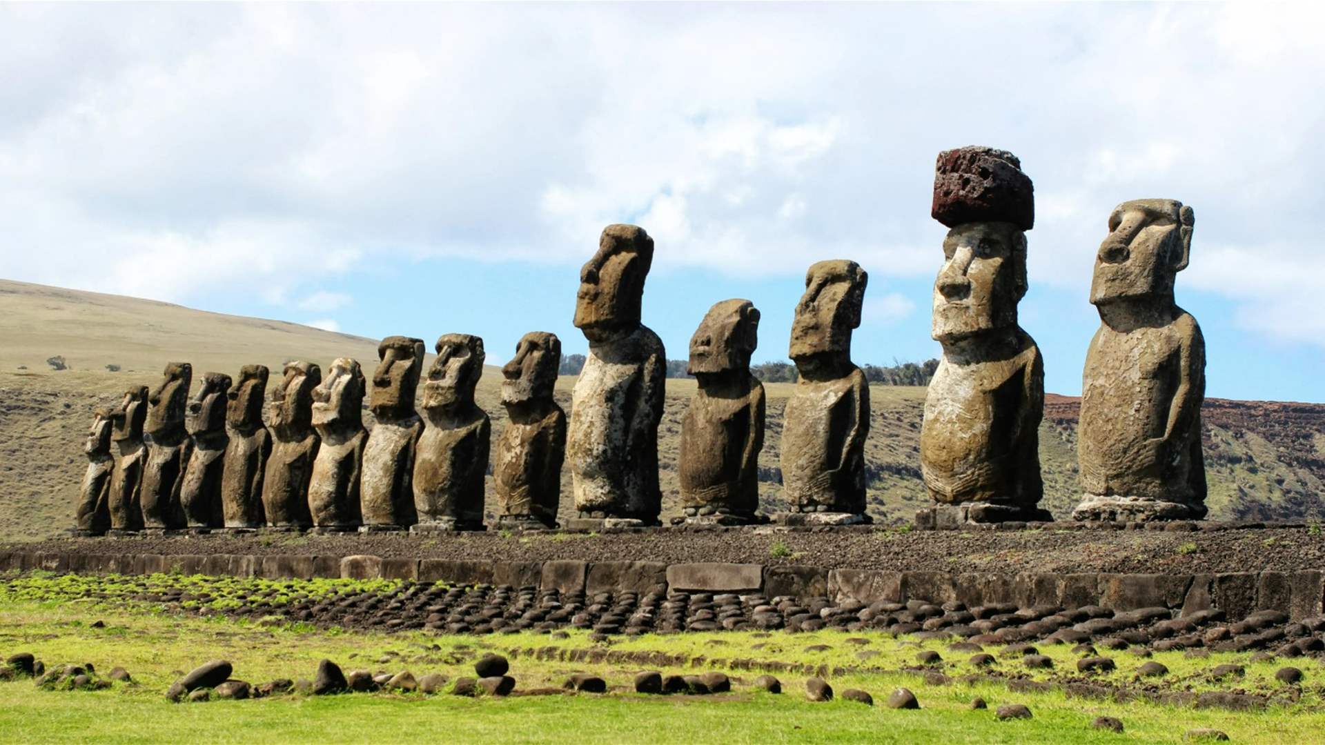بحث جديد يكشف غموض تماثيل &quot;جزيرة الفصح&quot;… هؤلاء هم وراء نحت &quot;المواي&quot; العملاقة