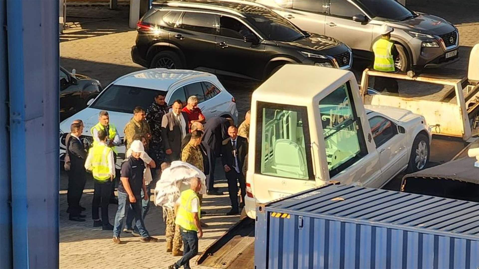 الـPopemobile المخصصة للبابا لاوون تصل الى مرفأ بيروت