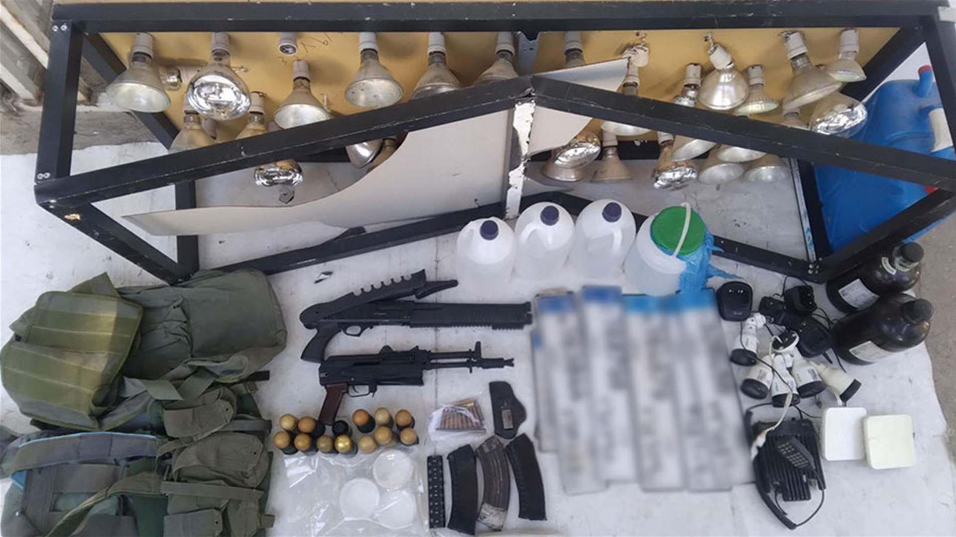 الجيش ينفذ عمليات دهم واسعة في حي الشراونة - بعلبك ويوقف عددا من المطلوبين