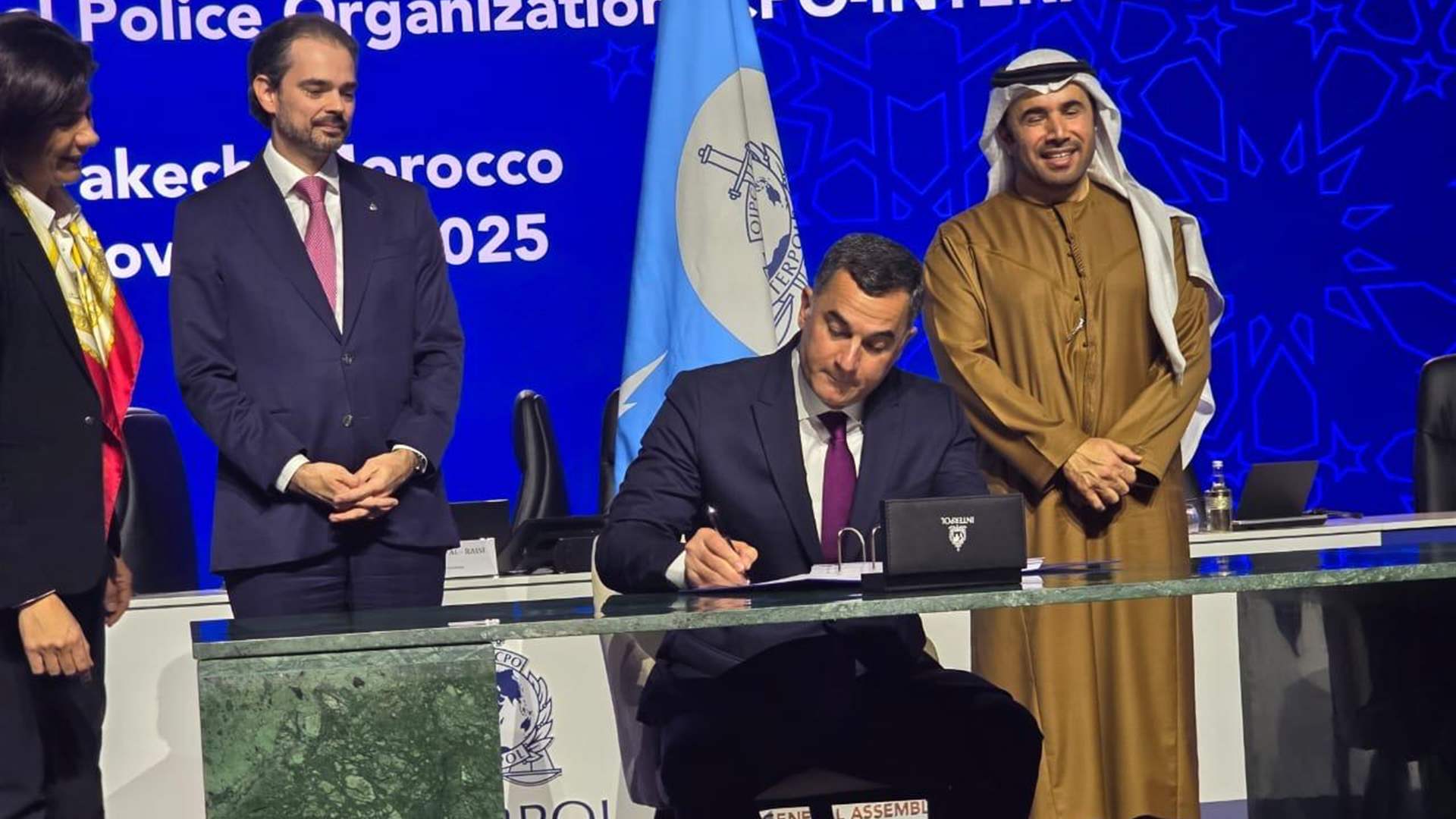 اللواء عبد الله وقع الاتفاق العام المتعلق بامتيازات وحصانات منظمة الشرطة الجنائية الدولية خلال الجمعية العامة للإنتربول