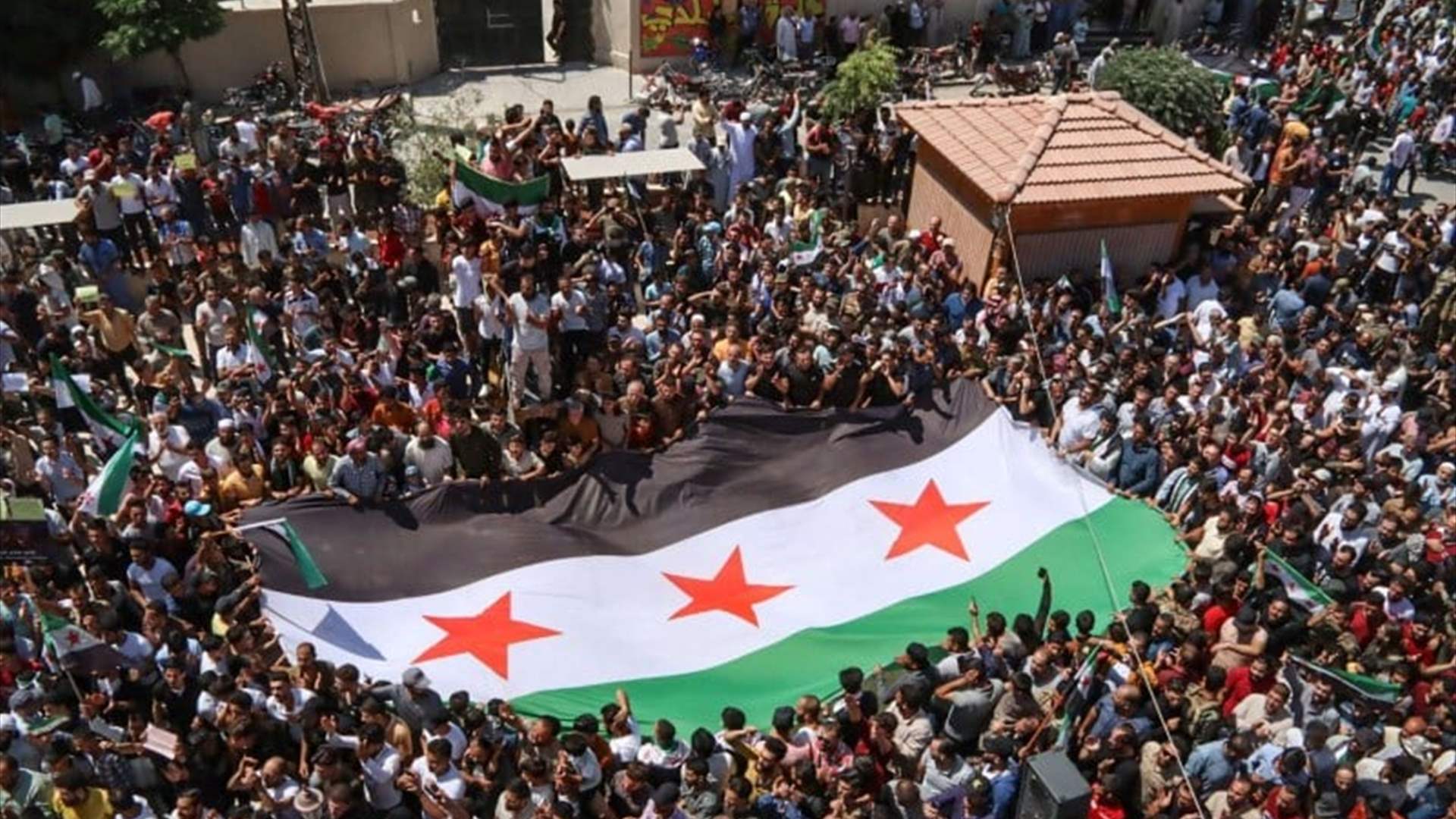 تظاهرات حاشدة في سوريا احتفالا بمرور عام على بدء معركة إطاحة الأسد