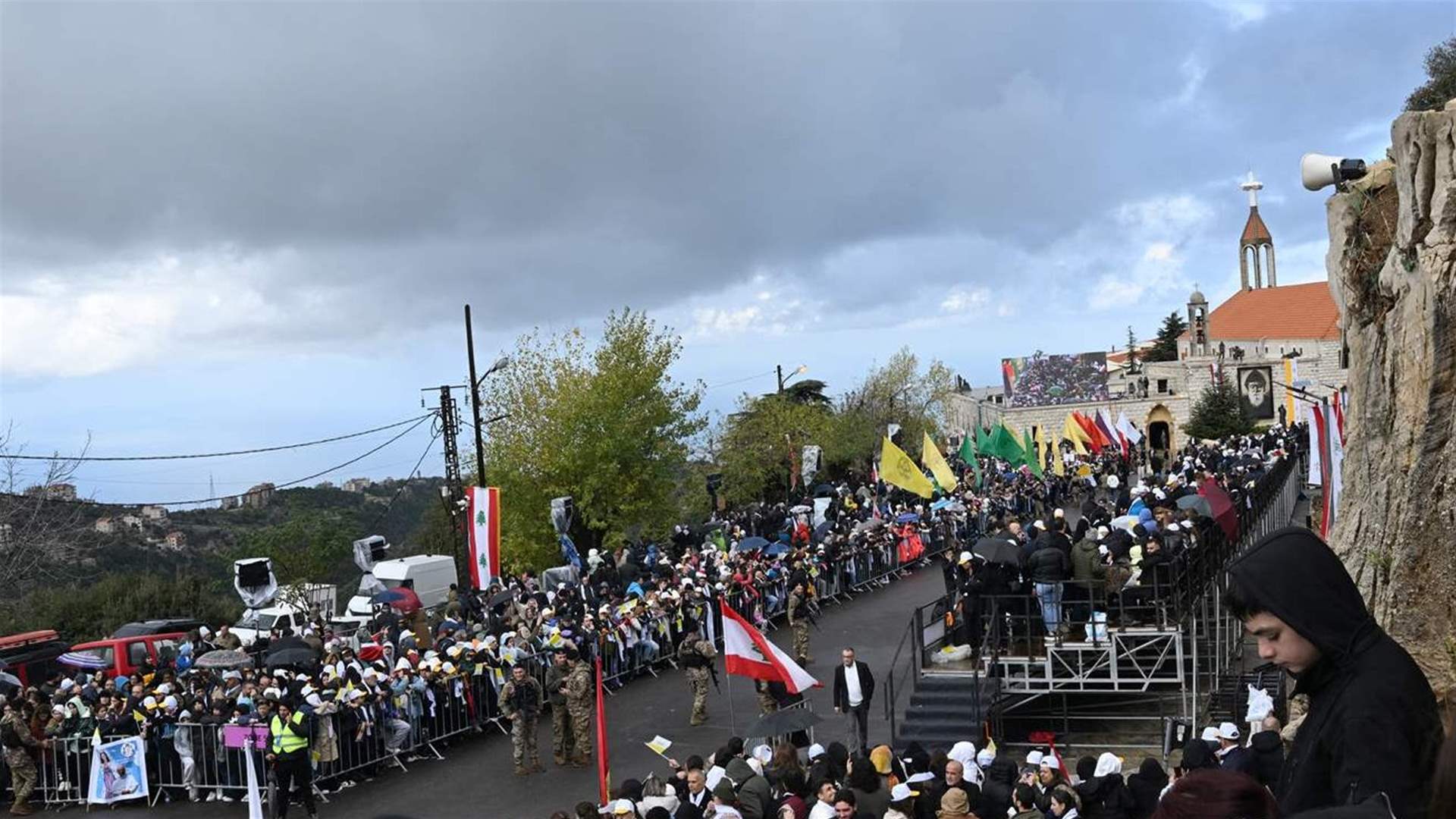 البابا لاون في طريقه الى عنايا... تابعوا النقل المباشر عبر قناتنا على يوتيوب