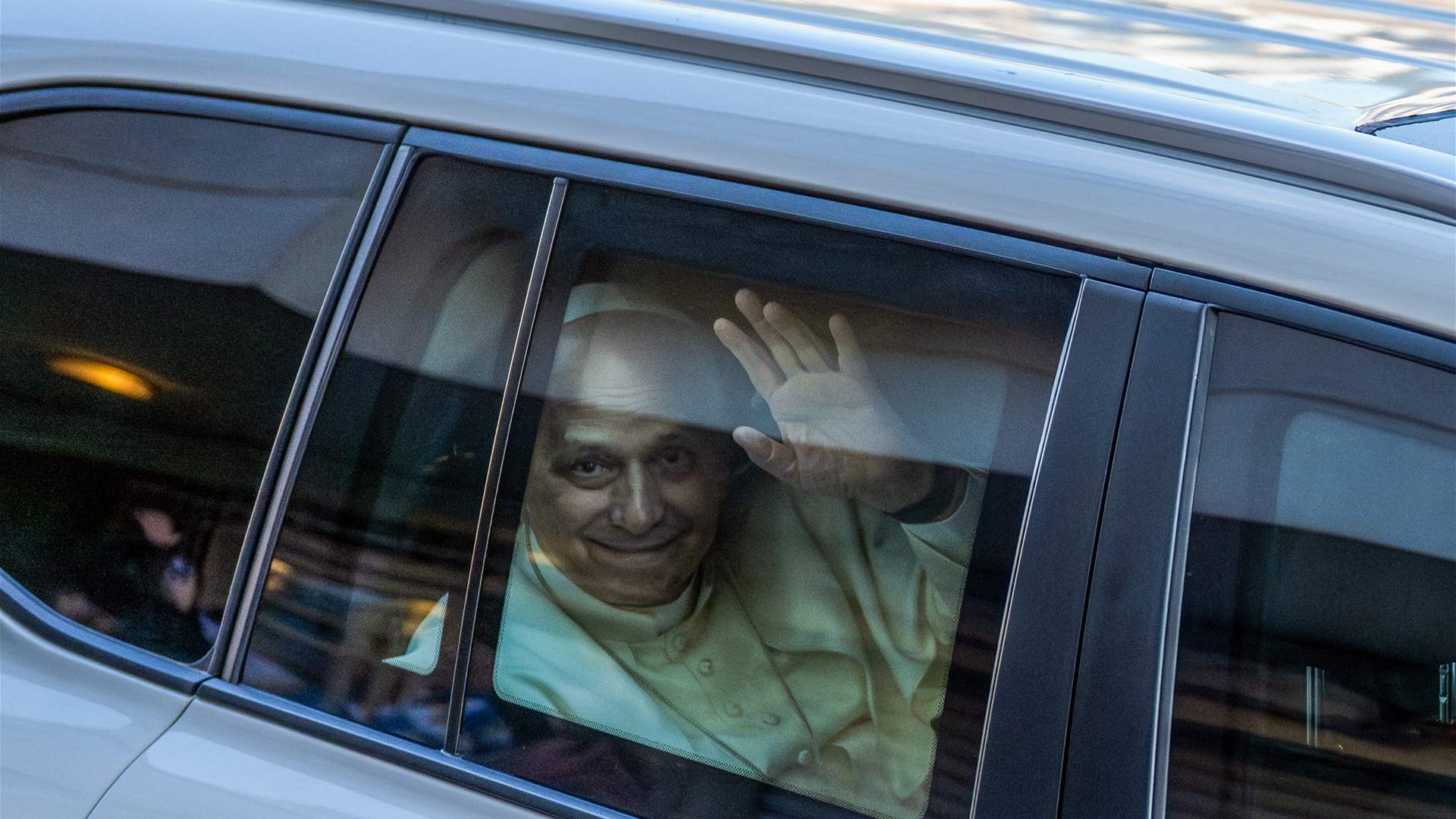 البابا لاون في طريقه الى مستشفى دير الصليب... تابعوا النقل المباشر عبر قناتنا على يوتيوب