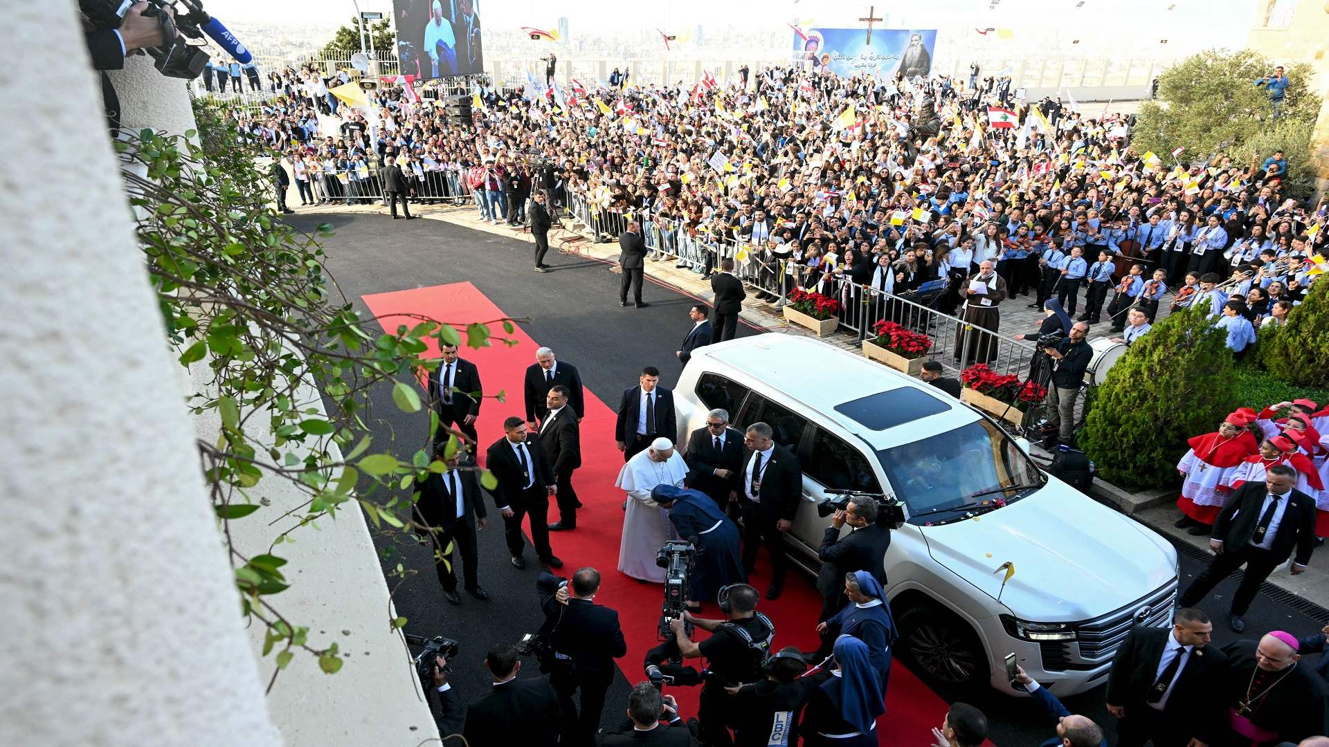 البابا لاون في مستشفى دير الصليب... ودموع الأم ماري مخلوف تسابق كلماتها (فيديوهات)