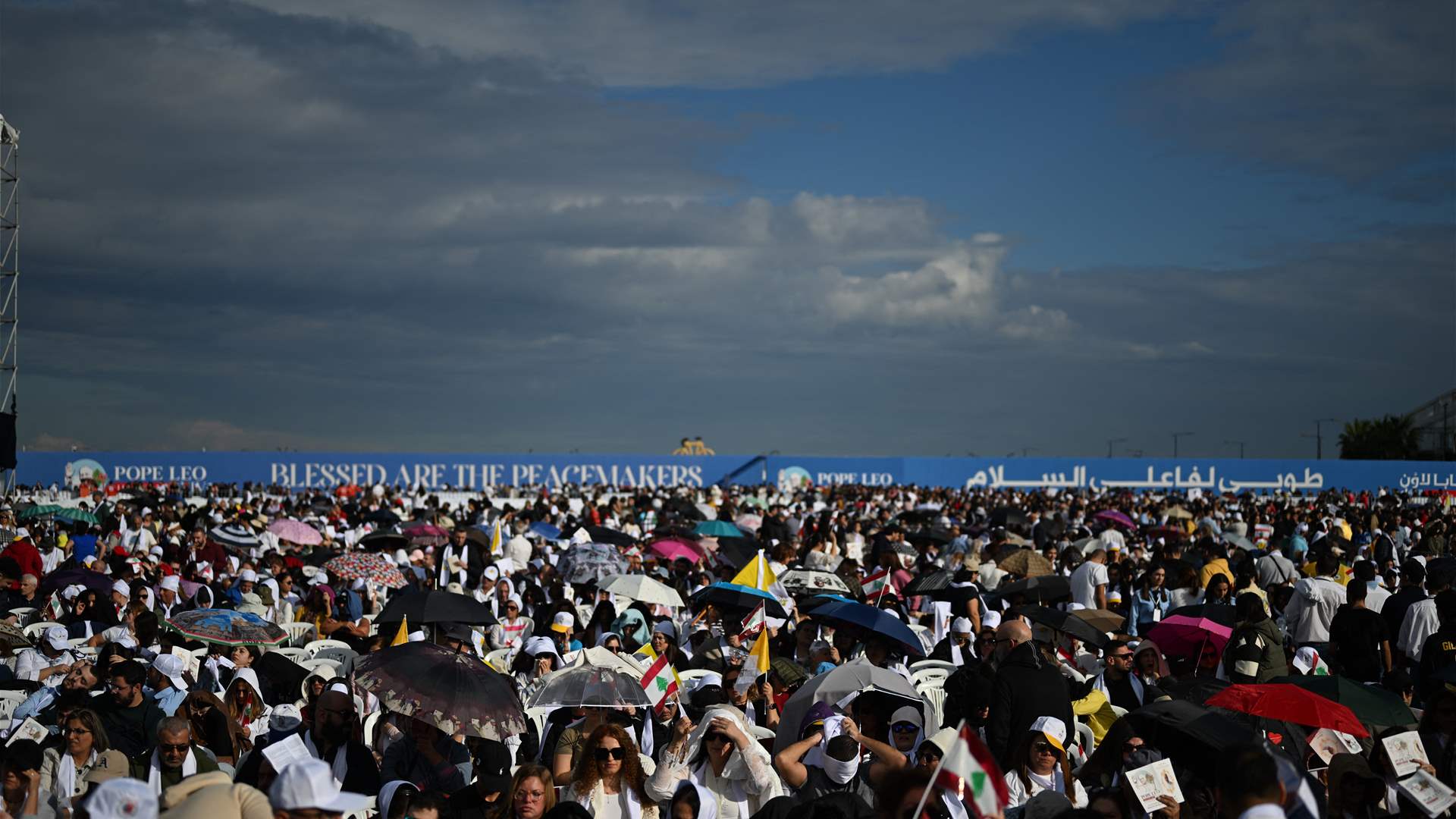 نحو 150 ألف شخص يشاركون في القداس الذي يترأسه البابا في بيروت 