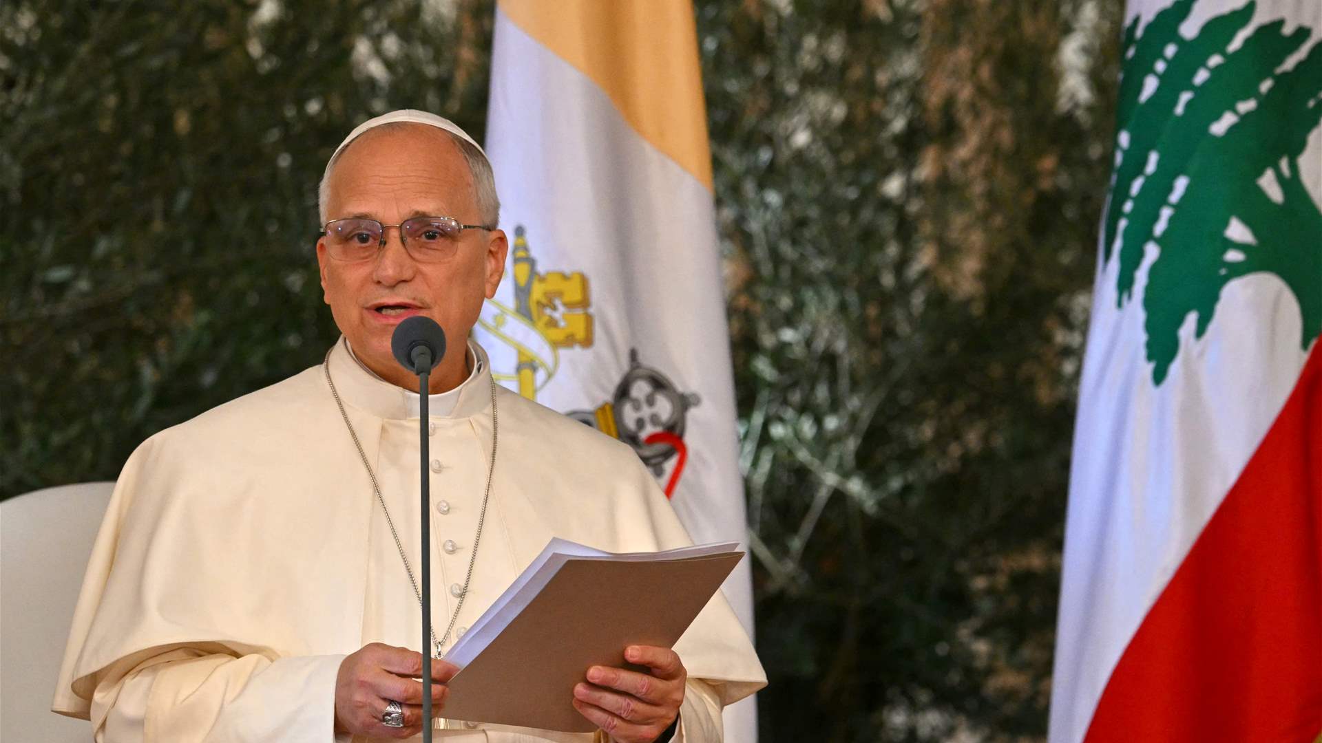 البابا من مطار بيروت: لوقف الهجمات والأعمال العدائية ولا يظن أحد أن القتال المسلح يجلب أي فائدة