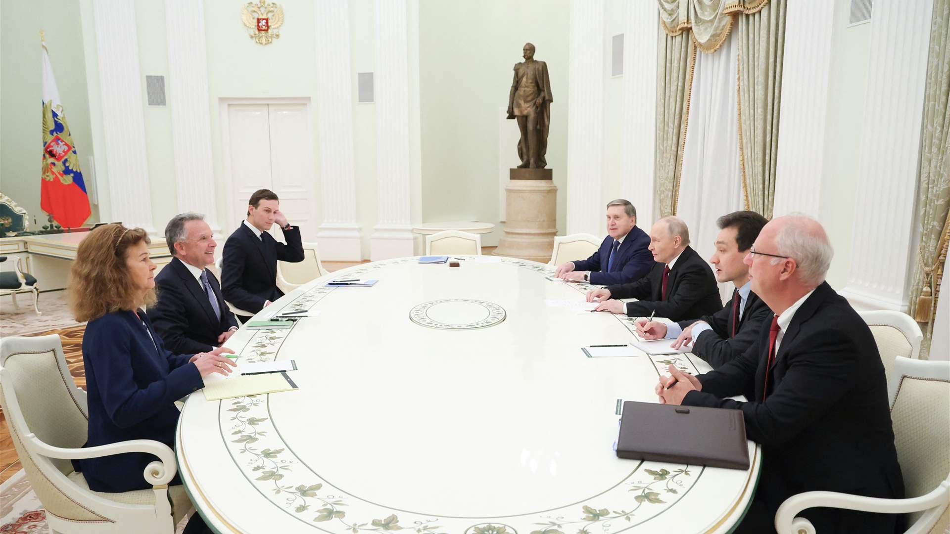 انطلاق المحادثات بين بوتين وويتكوف وكوشنير بشأن أوكرانيا في الكرملين