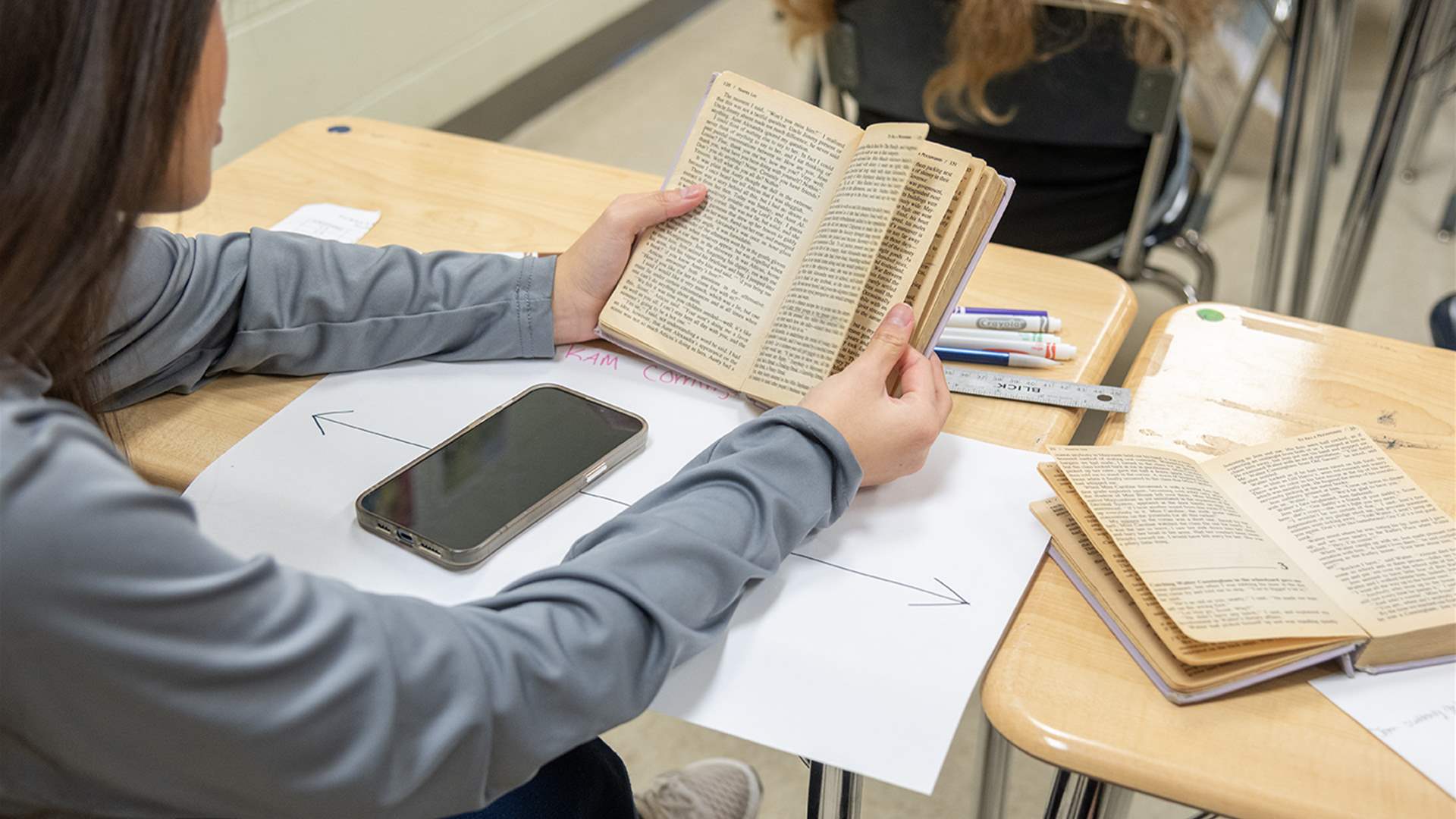 &quot;آفة خارجة عن السيطرة&quot;... تشيلي تحظر الهواتف المحمولة في المدارس وهذه التفاصيل!