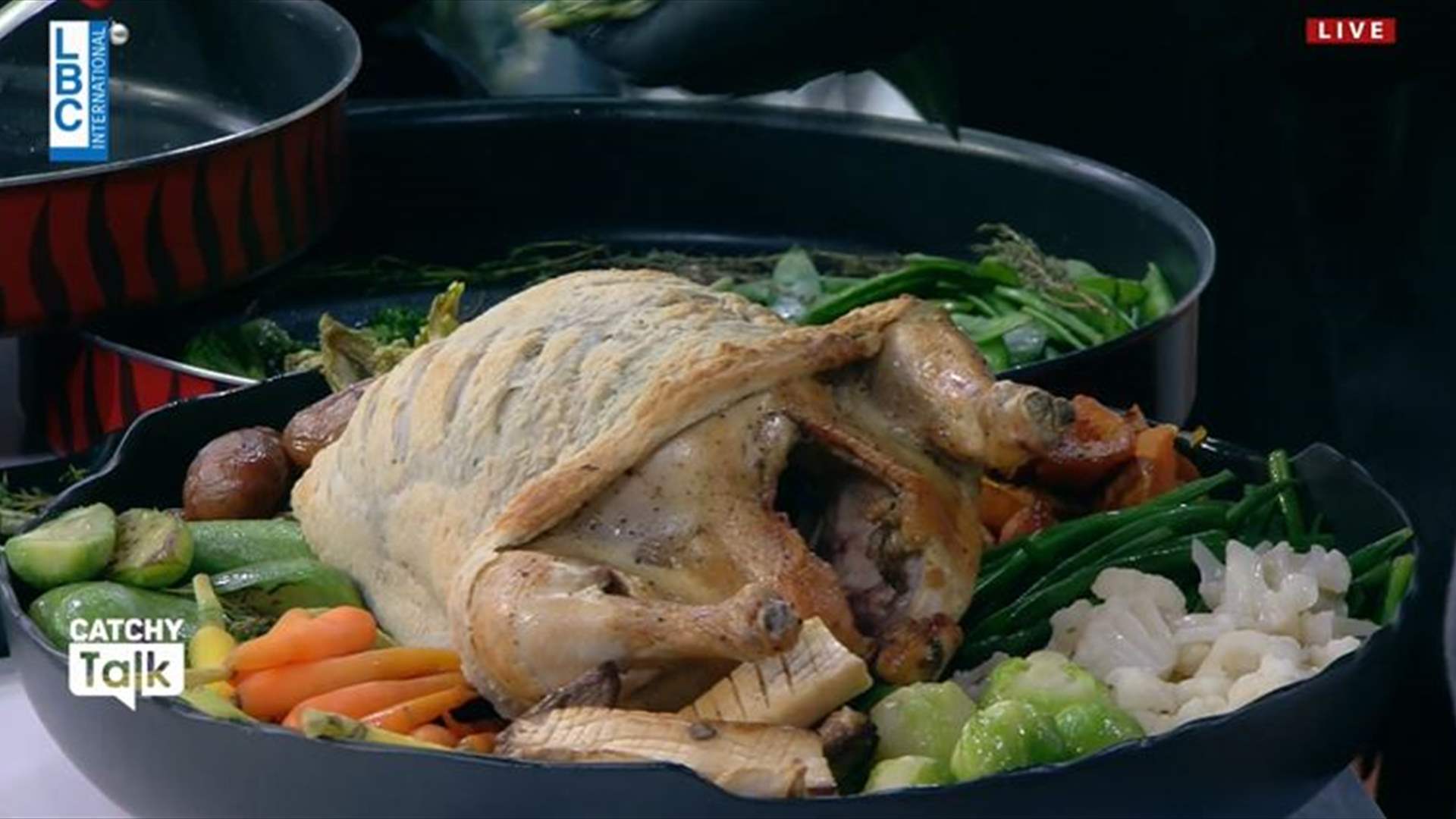 الدجاج بعجينة الـ&quot;Mille Feuille&quot; والخضار... وصفة مميزة مع الشيف حنا طويل (فيديو)