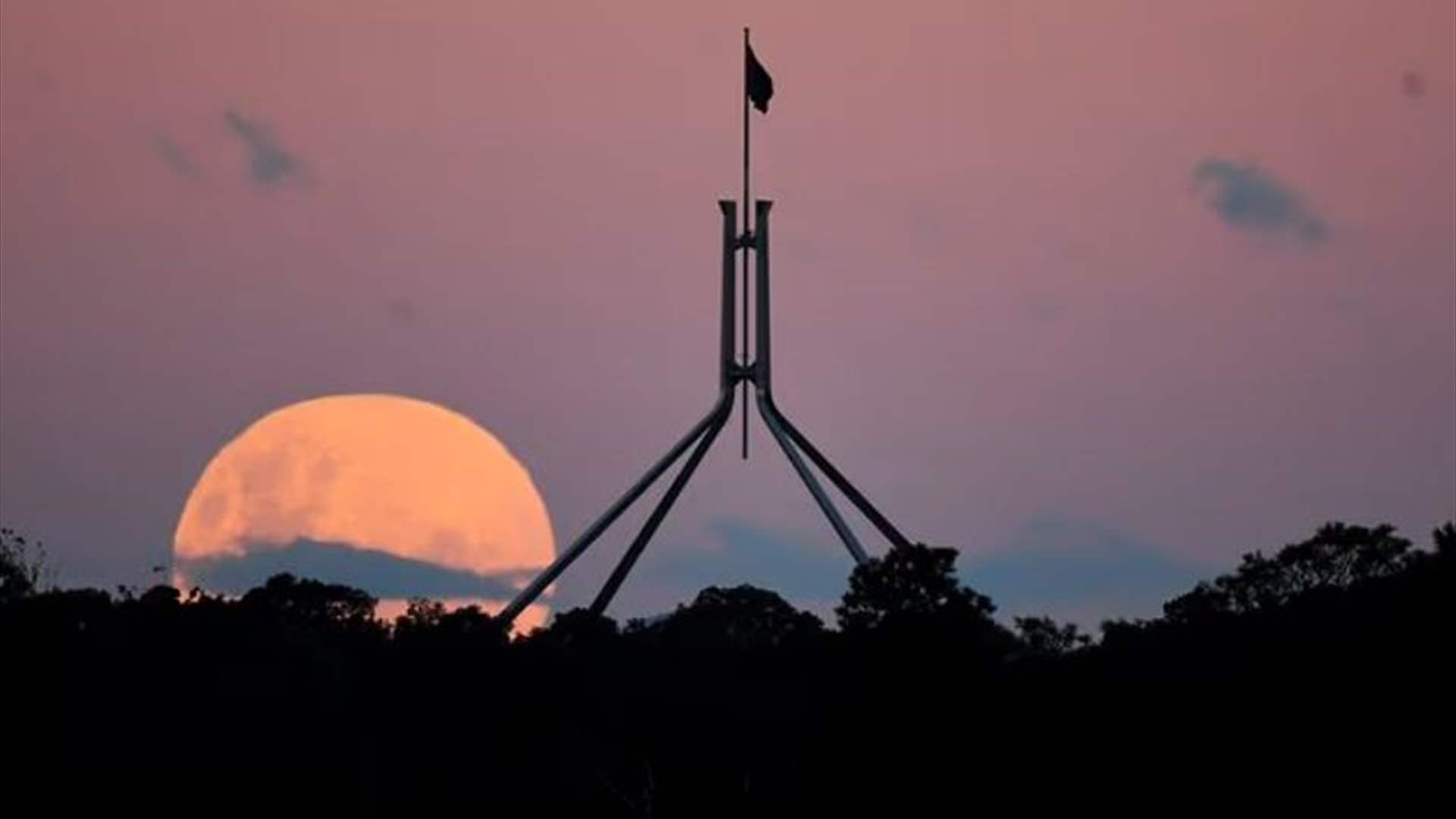 القمر العملاق الأخير لعام 2025 يزيّن السماء يوم الجمعة: إليكم تأثيره على الأفكار والعلاقات!