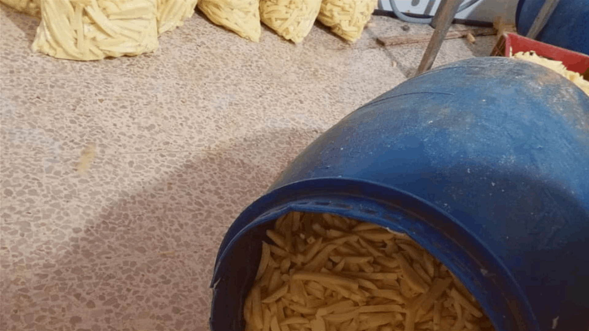 بعد انبعاث روائح كريهة... أمن الدولة يختم بالشمع الأحمر مستودعاً لتقطيع البطاطا وتوضيبها