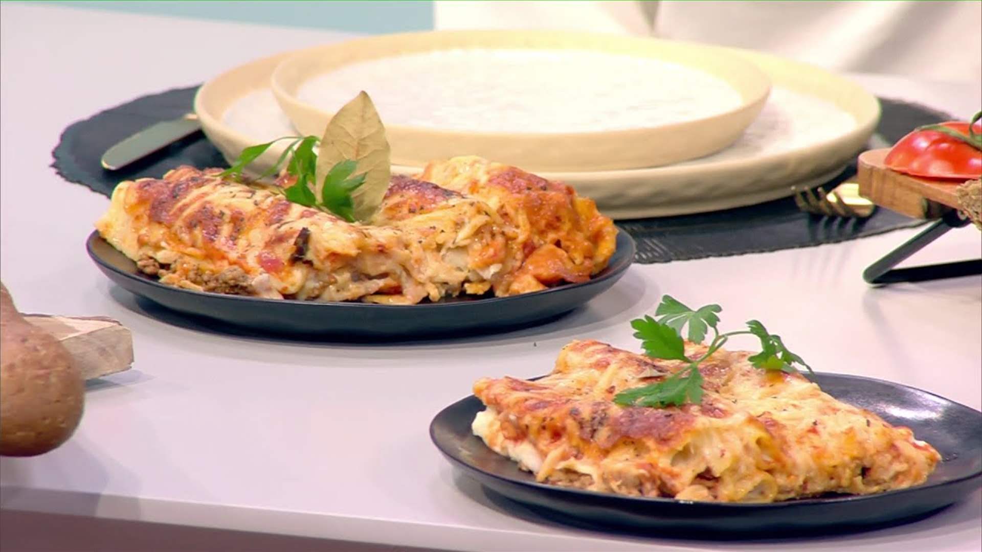 الكانيلوني مع اللحمة بالصلصة الحمراء والبيشاميل... وصفة شهية على طريقة الشيف فادي زغيب (فيديو)