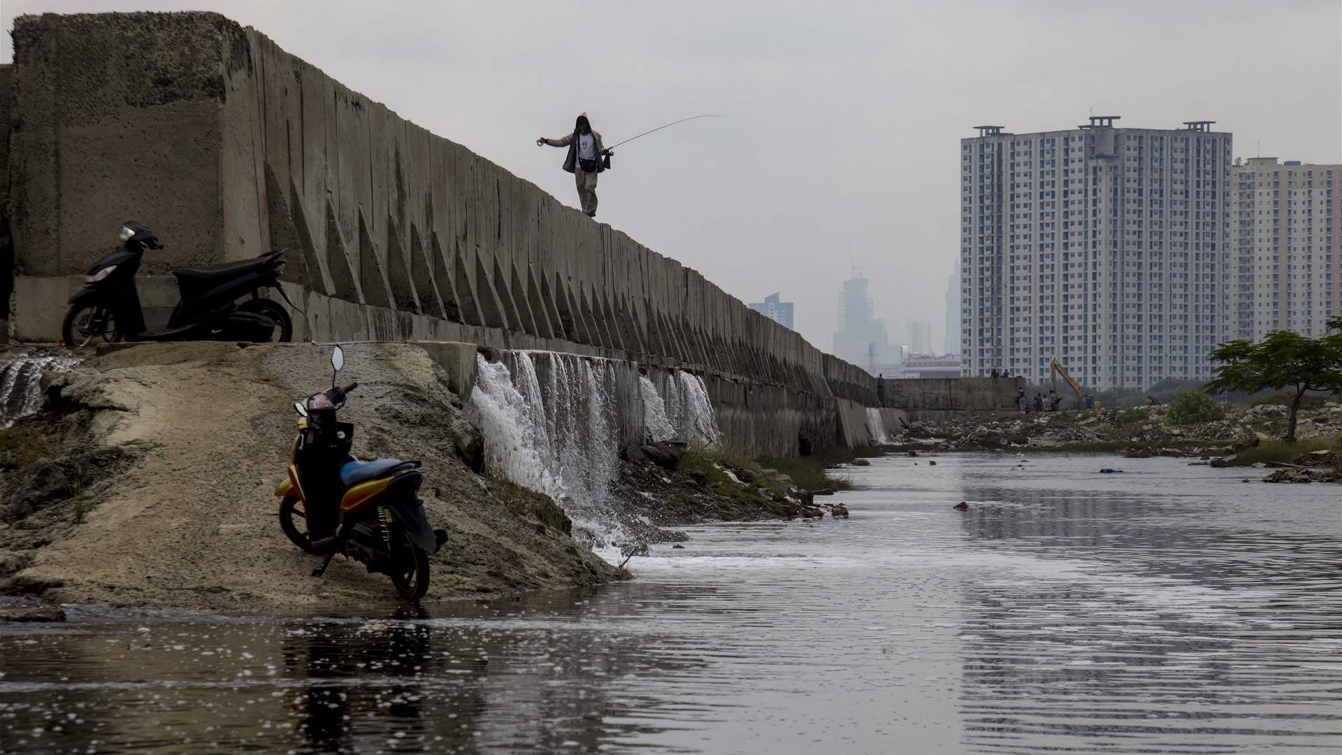 Indonesia flood death toll passes 900: Disaster agency