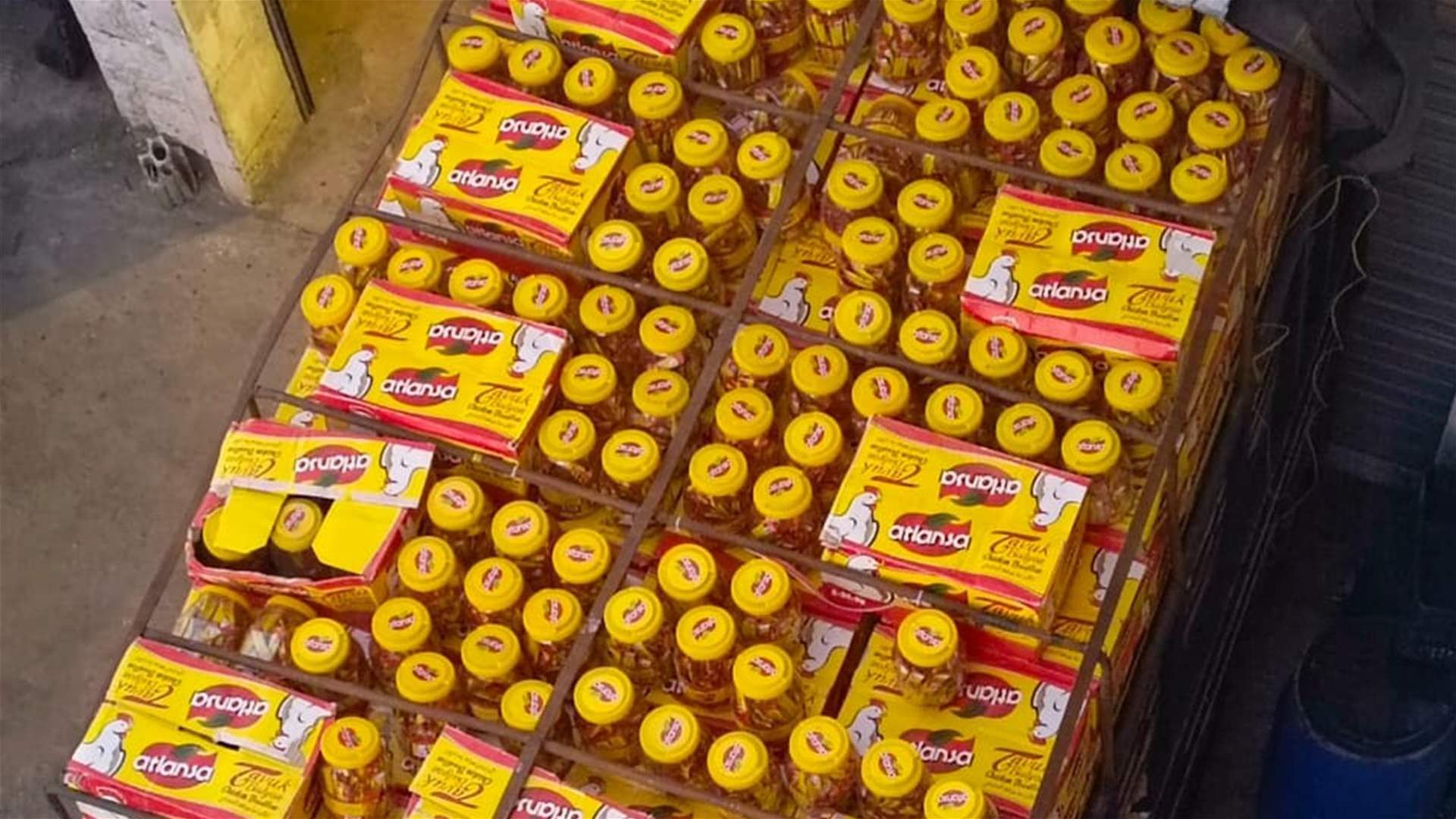 ضبط كمية ضخمة من مرقة الدجاج المهربة والمنتهية الصلاحية