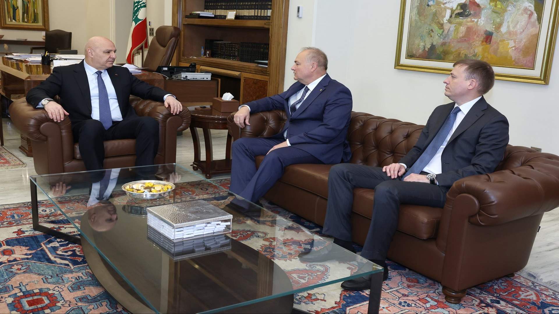 سفير روسيا لدى لبنان الكسندر روداكوف نقل إلى الرئيس عون دعم بلاده لمواقف لبنان حيال التطورات الأخيرة ولاسيما موضوع التفاوض عبر لجنة &quot;الميكانيزم&quot; وأكد رغبة موسكو في تعزيز العلاقات بين البلدين