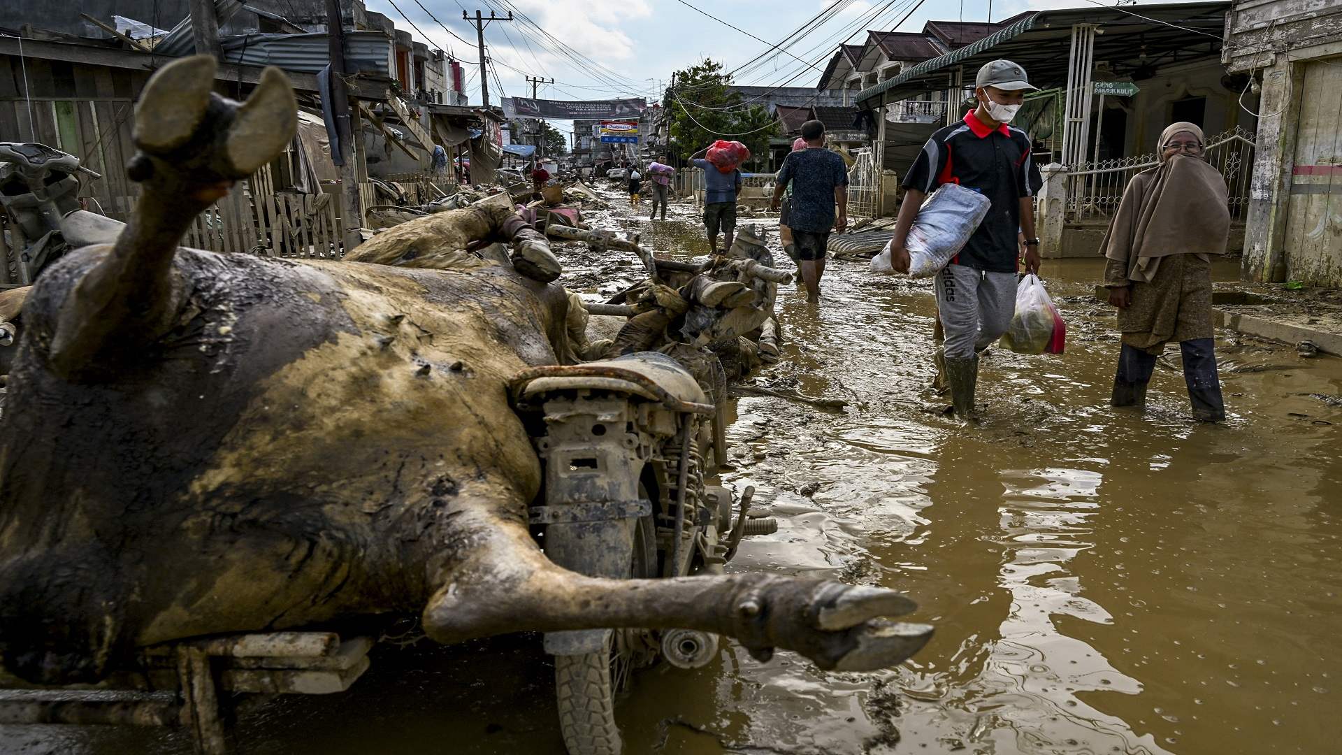 ارتفاع حصيلة الفيضانات في إندونيسيا إلى 950 قتيلا و5 آلاف مصاب
